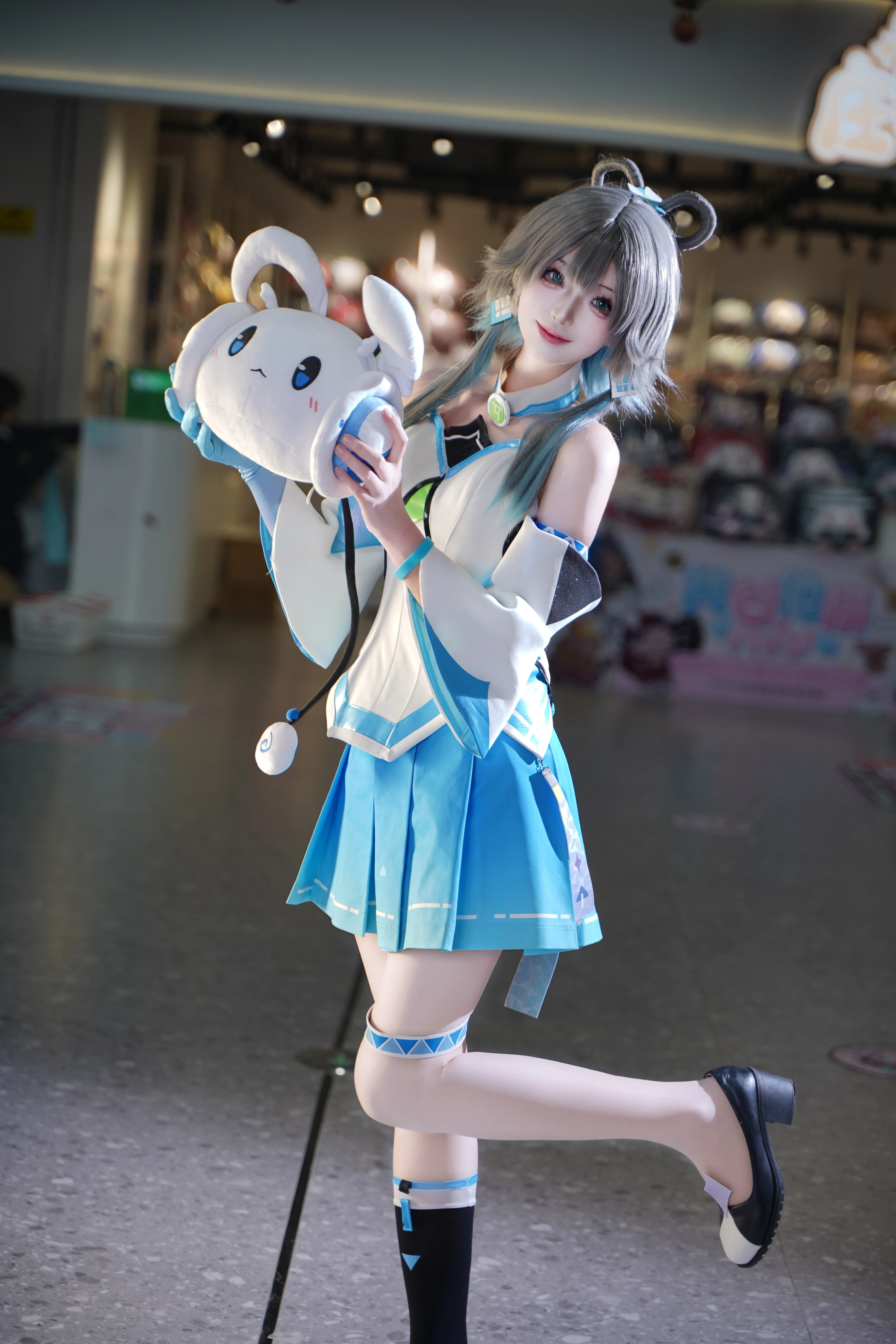 【洛天依 コスプレ】Vsinger歌姫が織りなす青と白、ステージの躍動する瞬間を再現