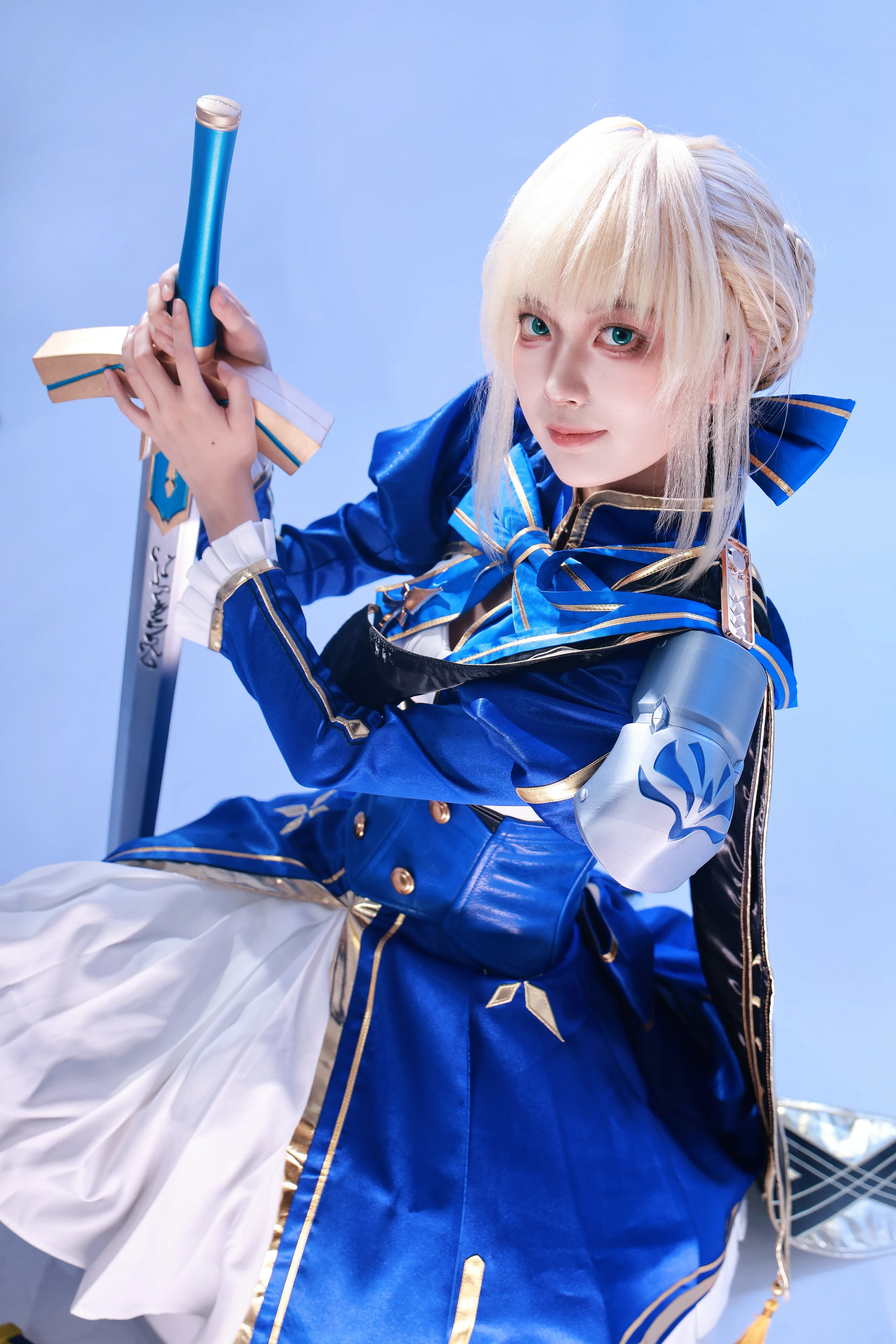 【セイバー コスプレ】崩壊：スターレイルコラボ、青と金の戦袍を纏う騎士王