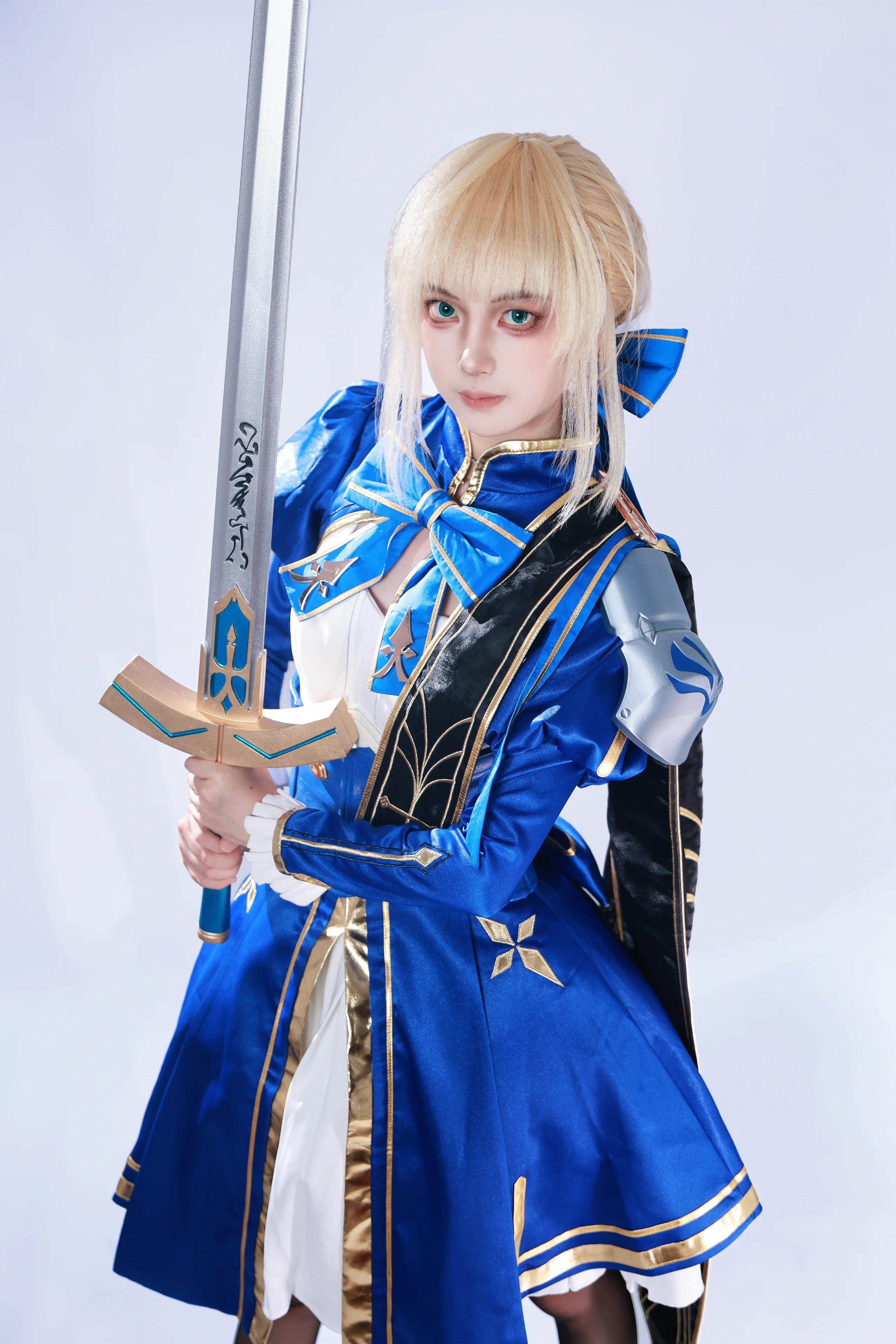 【セイバー コスプレ】崩壊：スターレイルコラボ、青と金の戦袍を纏う騎士王 - 4 枚目