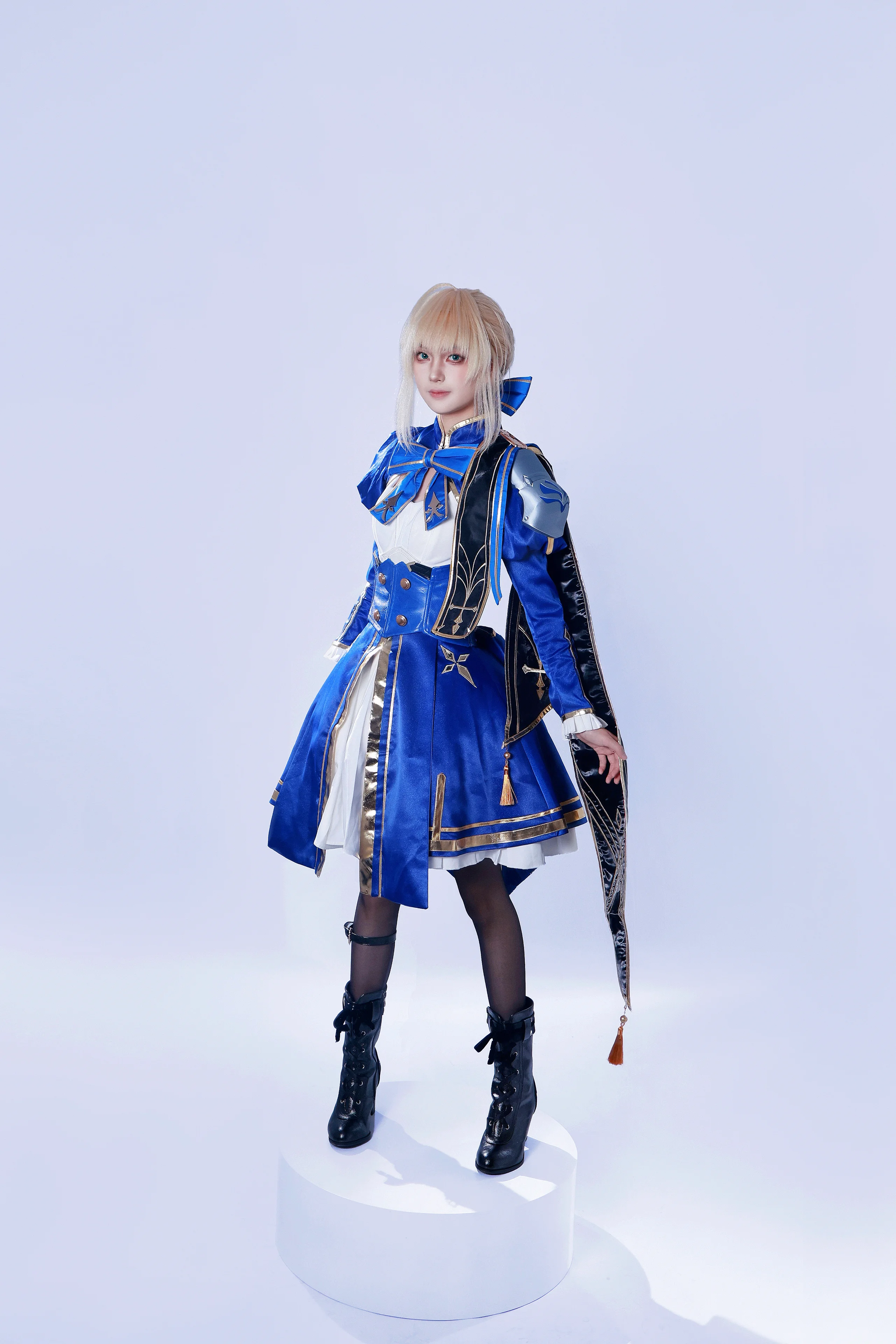 【セイバー コスプレ】崩壊：スターレイルコラボ、青と金の戦袍を纏う騎士王 - 5 枚目