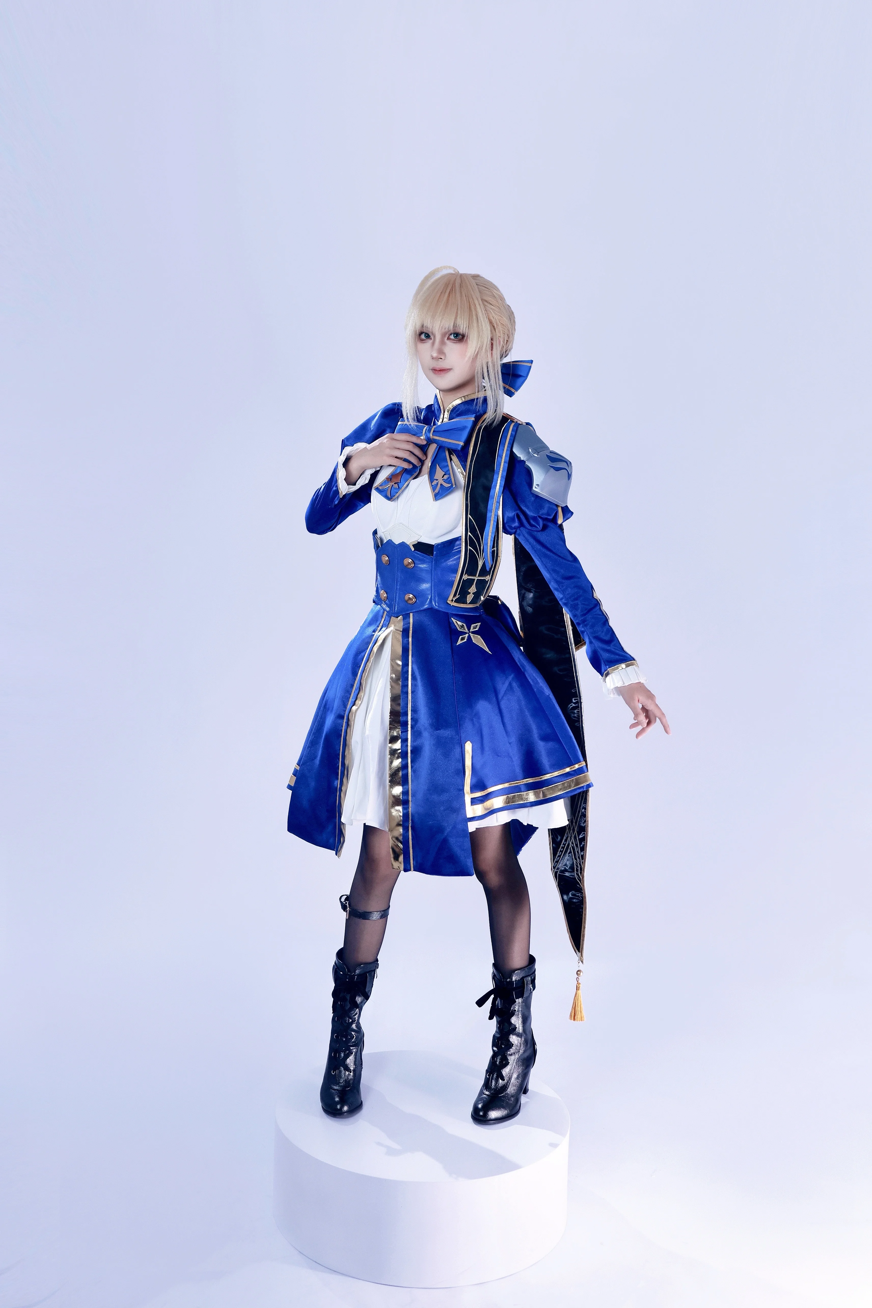 【セイバー コスプレ】崩壊：スターレイルコラボ、青と金の戦袍を纏う騎士王 - 6 枚目