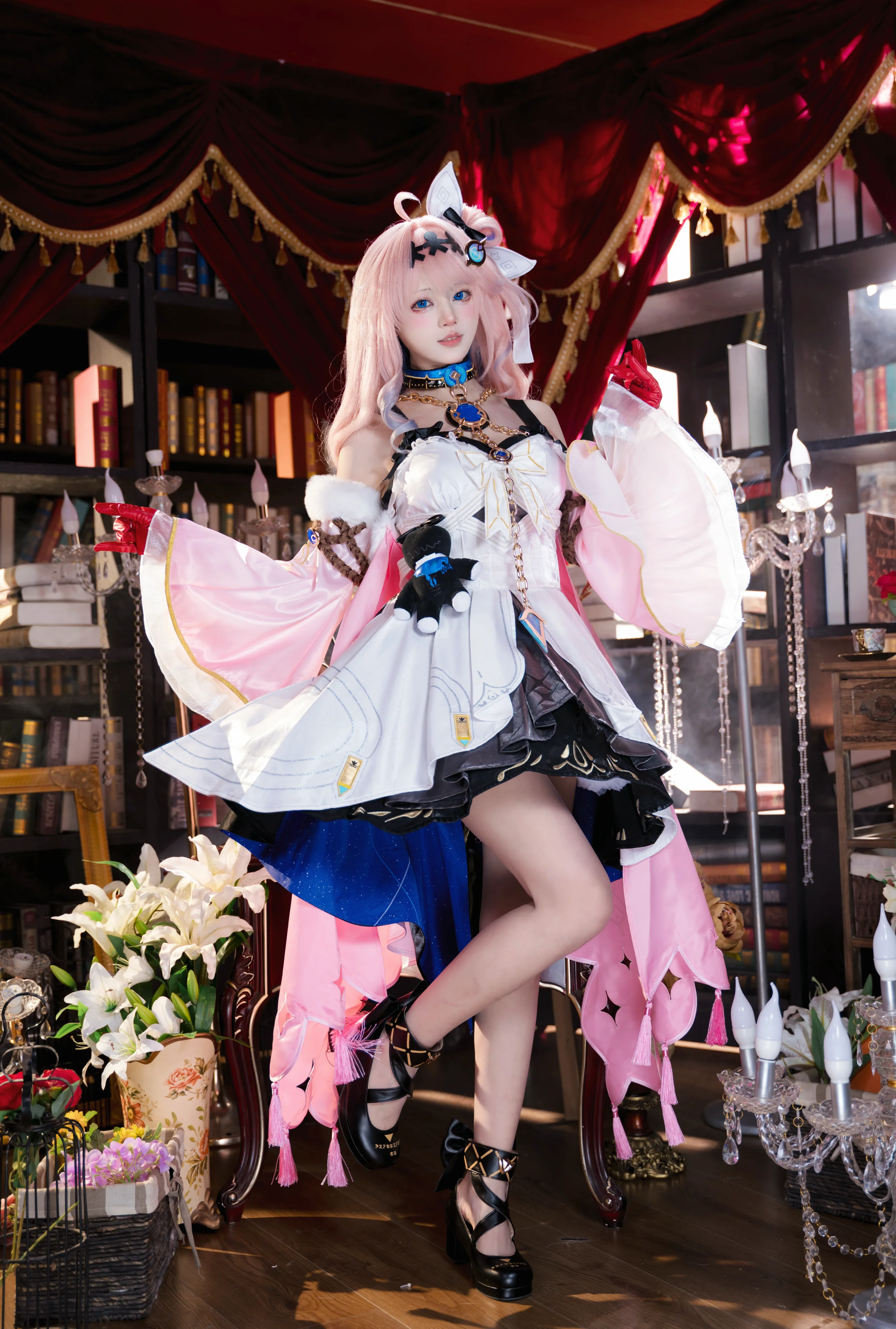【达妮娅cos】鸣潮里的粉毛小可爱，书房里的魔法少女 - 第 1 张
