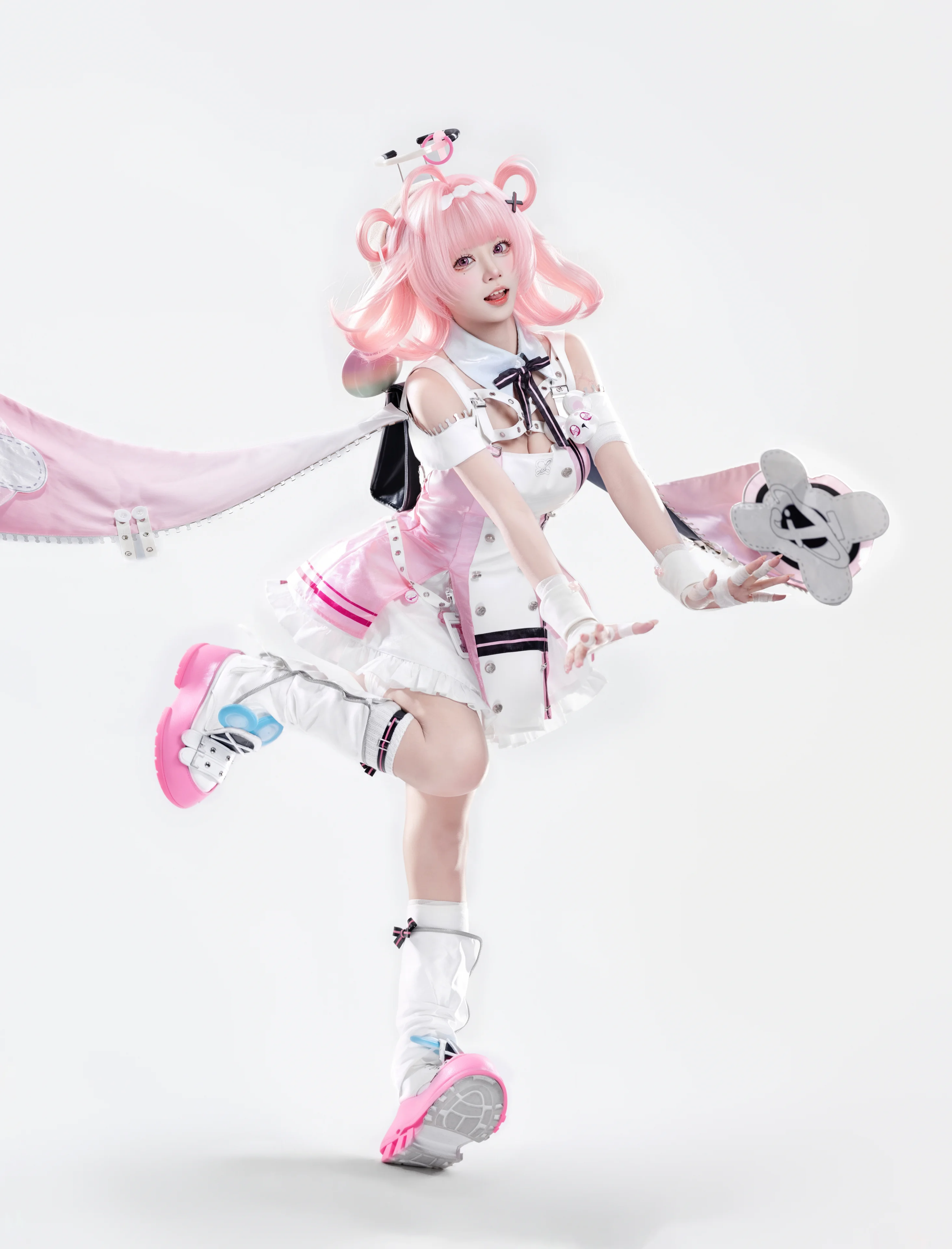 【小吱cos】异环里的粉色老鼠，手持大锤出击 - 第 1 张