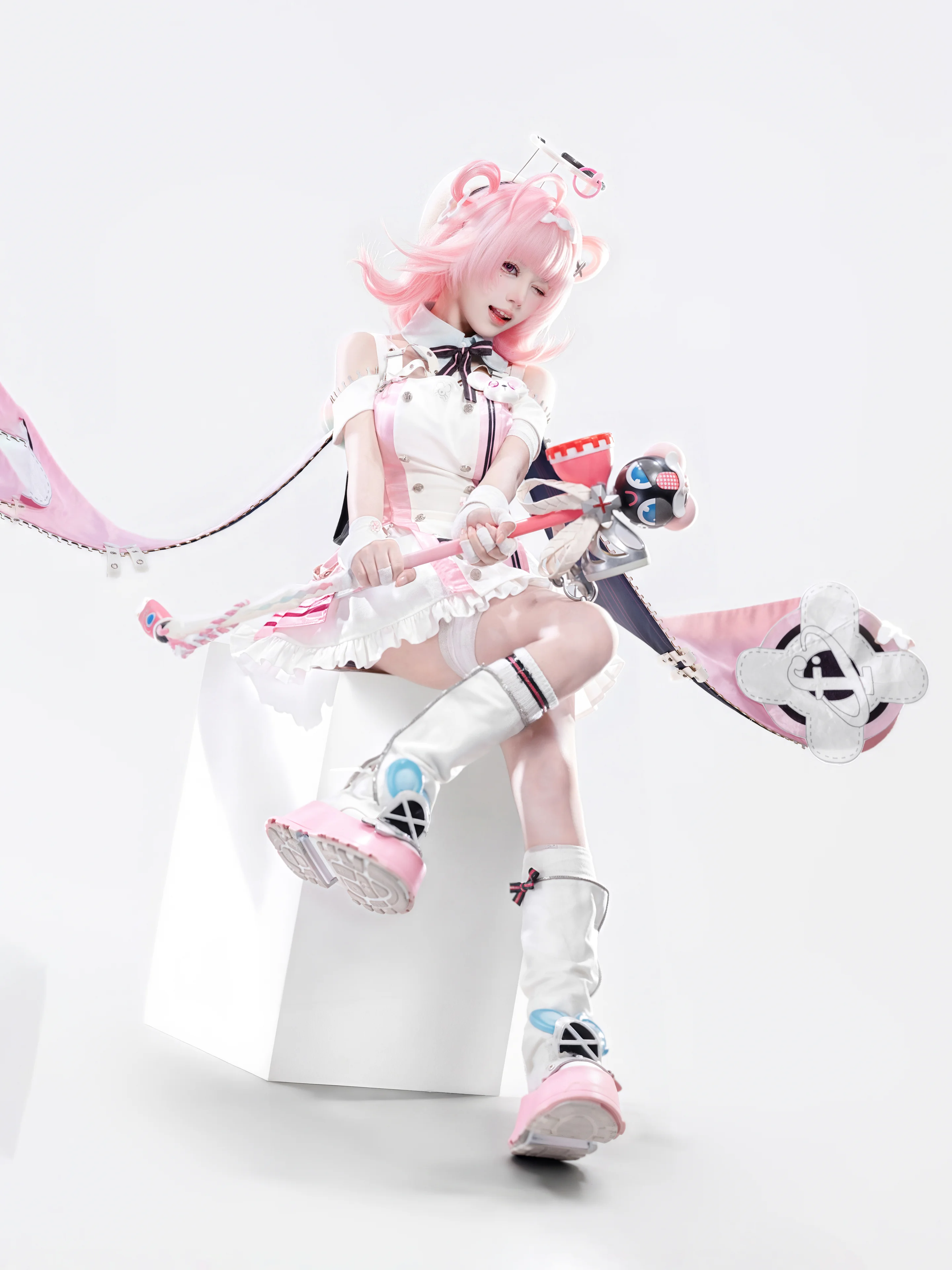 【小吱cos】异环里的粉色老鼠，手持大锤出击 - 第 2 张