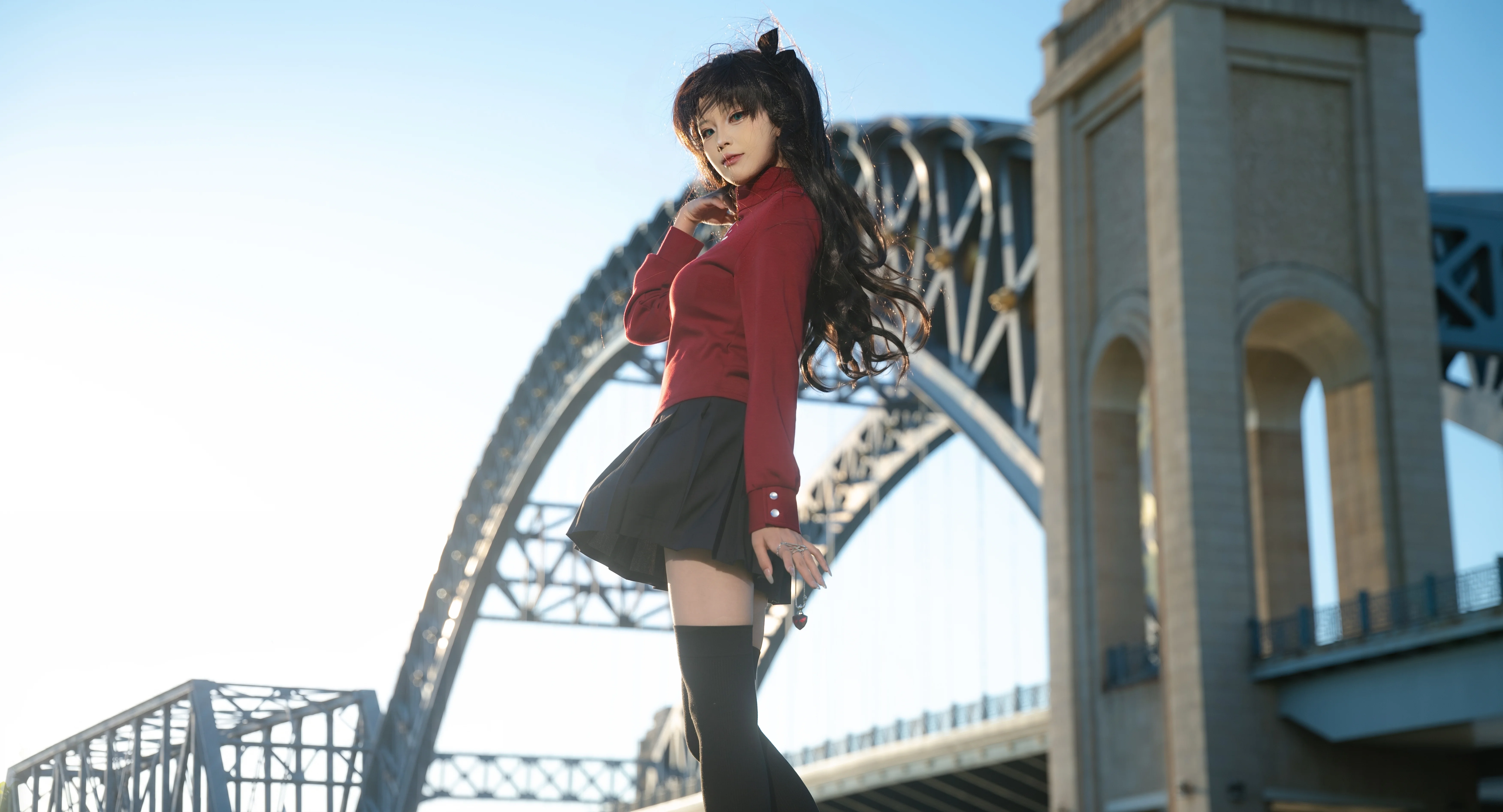 【远坂凛cos】在钢架桥边还原凛的经典红黑搭配