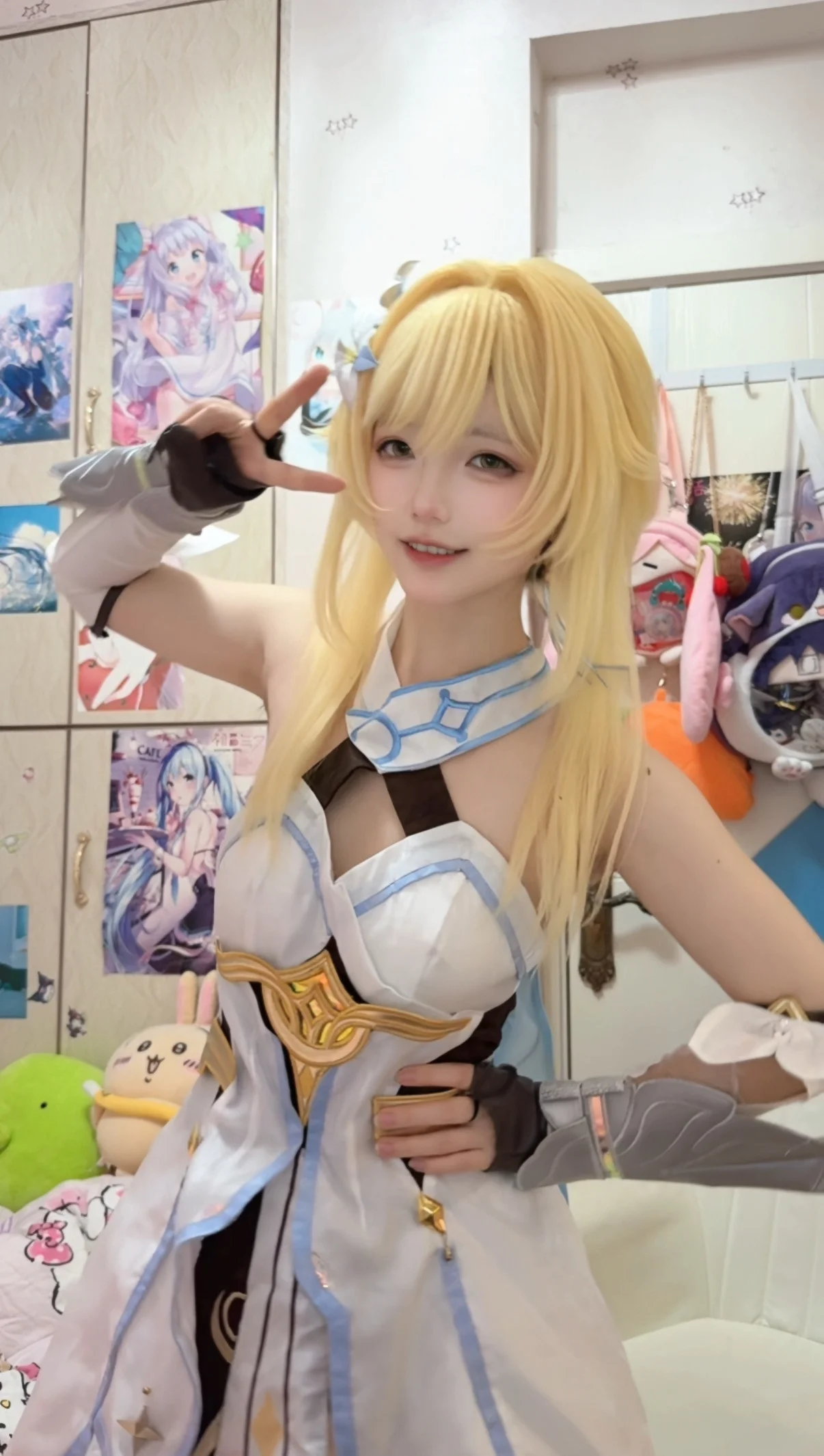 [Lumine cosplay] The Teyvat Traveler Is Back with Her Sword and Casual Life