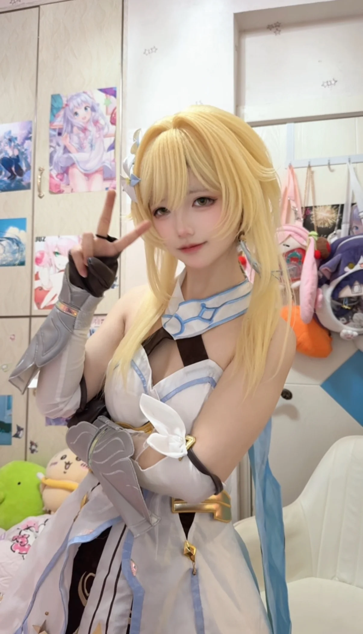 [Lumine cosplay] The Teyvat Traveler Is Back with Her Sword and Casual Life - Image 2