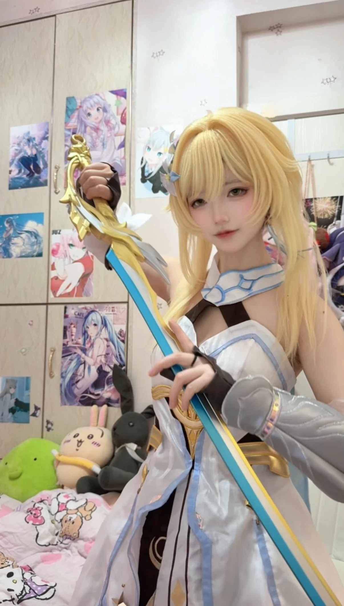 [Lumine cosplay] The Teyvat Traveler Is Back with Her Sword and Casual Life - Image 3