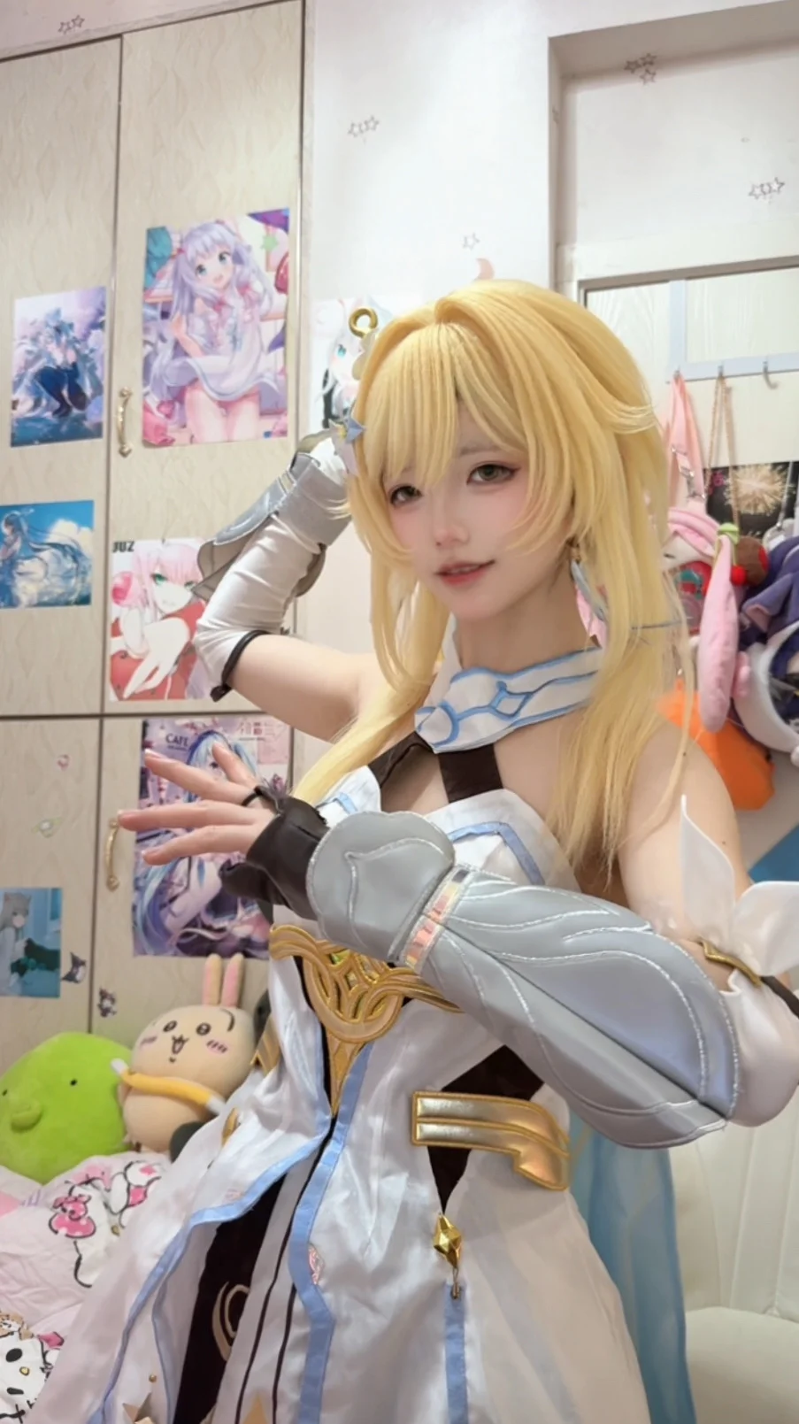 [Lumine cosplay] The Teyvat Traveler Is Back with Her Sword and Casual Life - Image 4