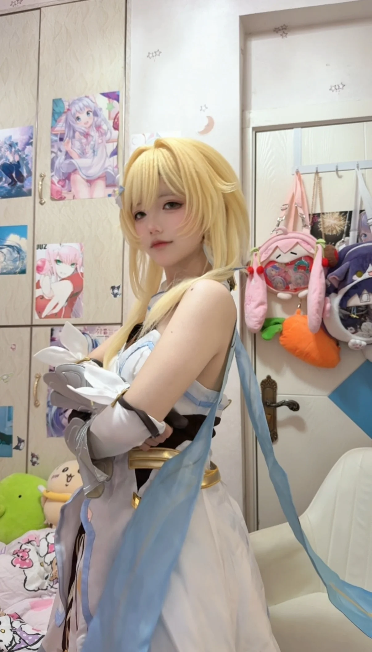[Lumine cosplay] The Teyvat Traveler Is Back with Her Sword and Casual Life - Image 5