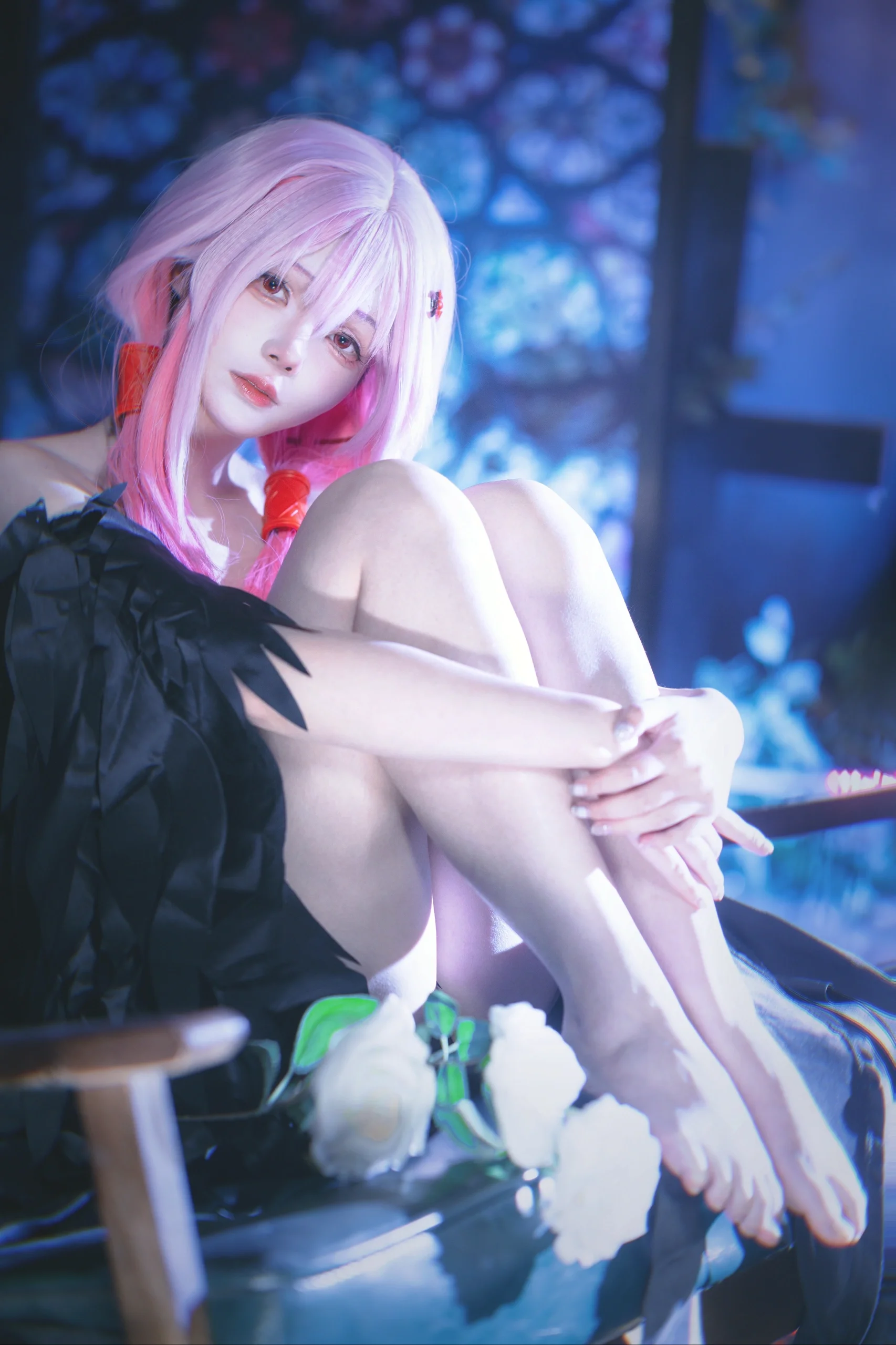 [Yuzuriha Inori cosplay] Black Feathers and White Flowers: The Nostalgic Impact of the Episode 1 MV