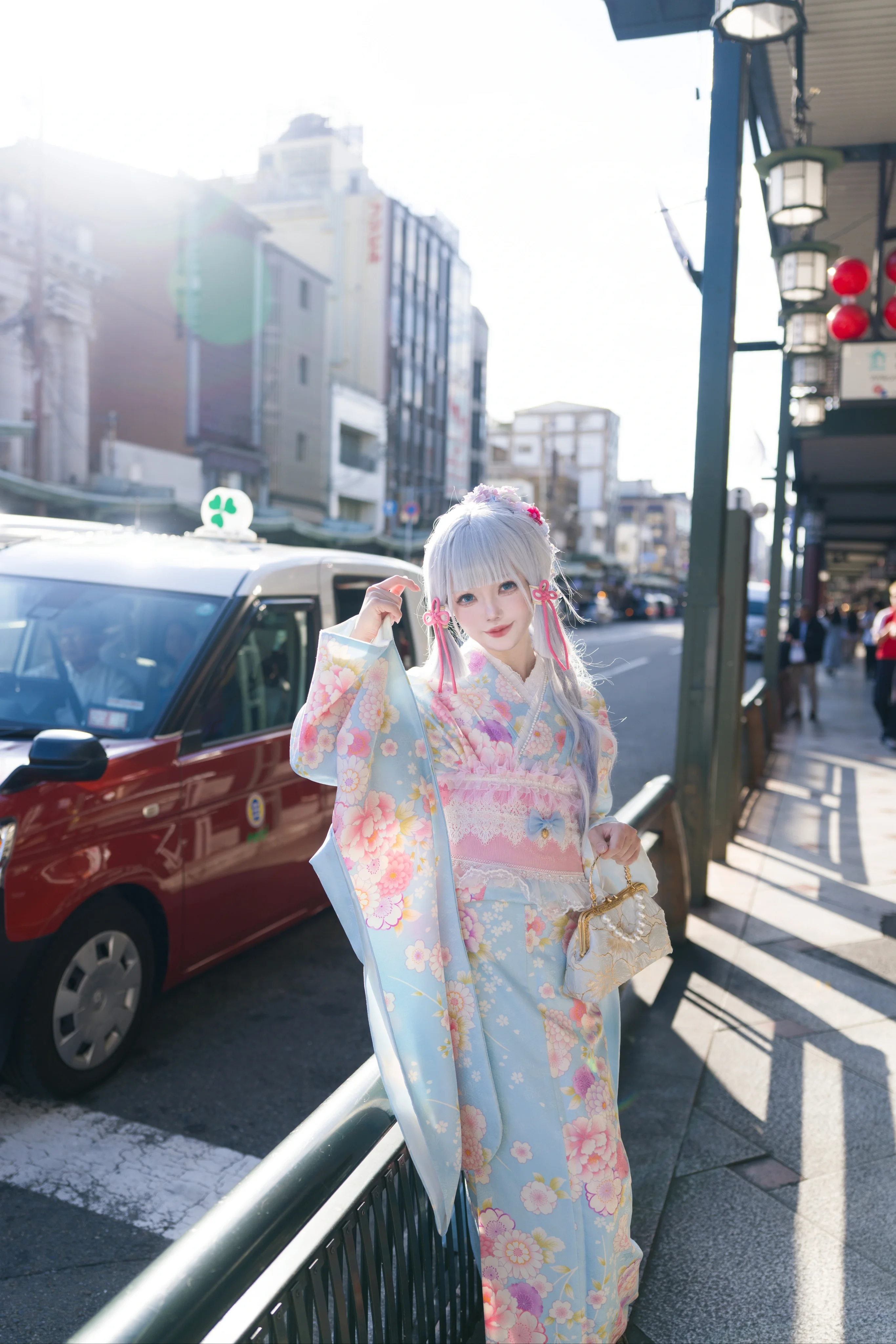 【神裡綾華cos】五分鐘京都街頭抓拍，藍粉振袖配銀髮 - 第 3 張
