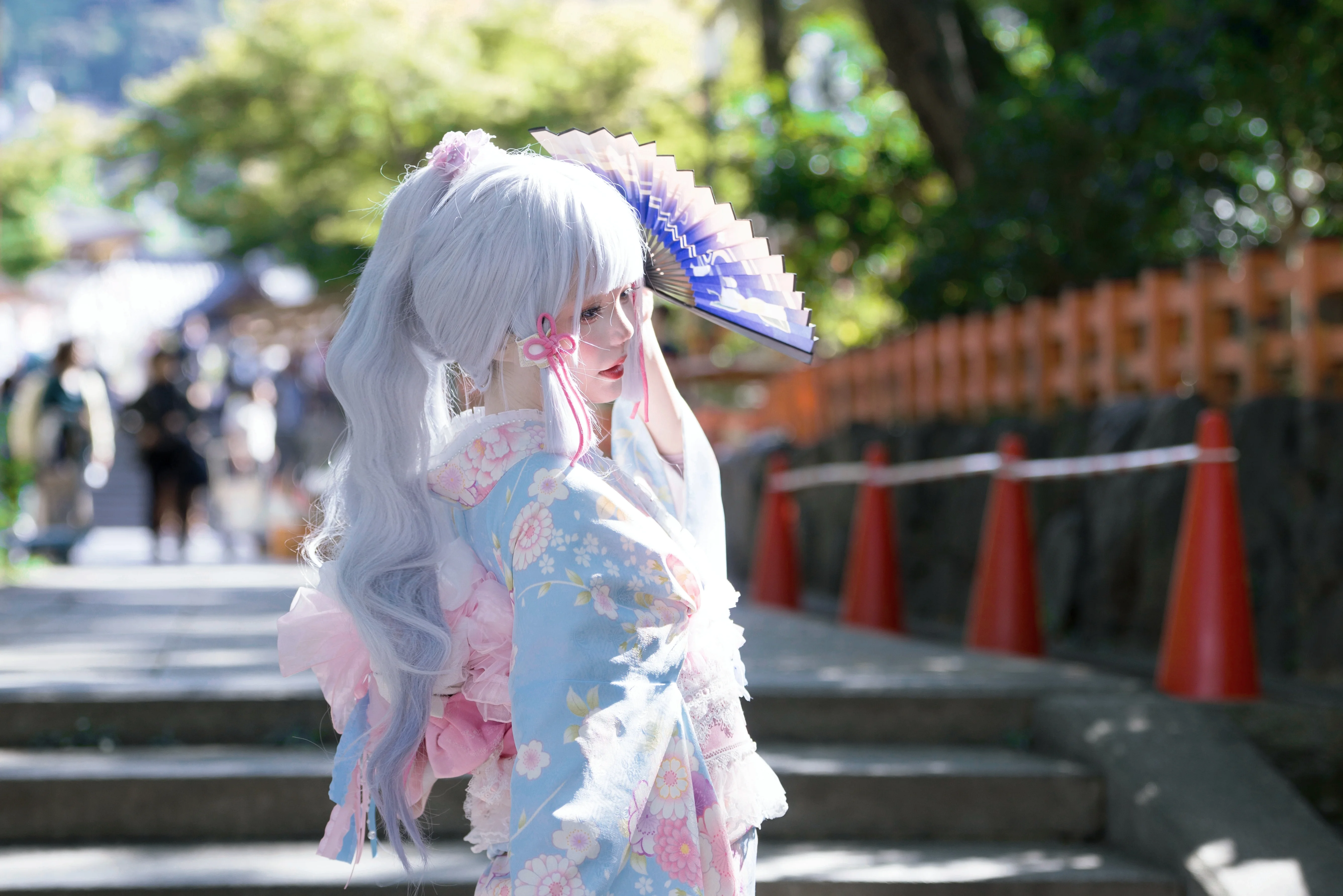 【神裡綾華cos】五分鐘京都街頭抓拍，藍粉振袖配銀髮 - 第 6 張