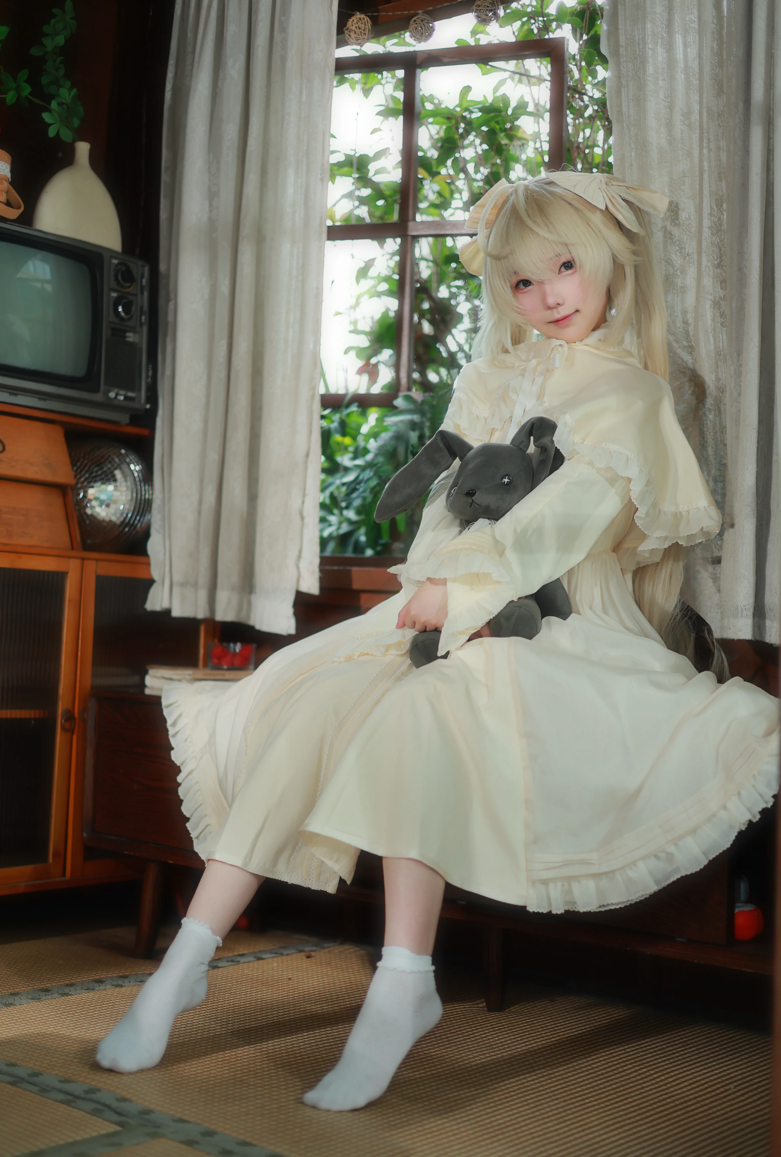 【春日野穹cos】雨天里的湿润静谧，与玩偶的午后时光