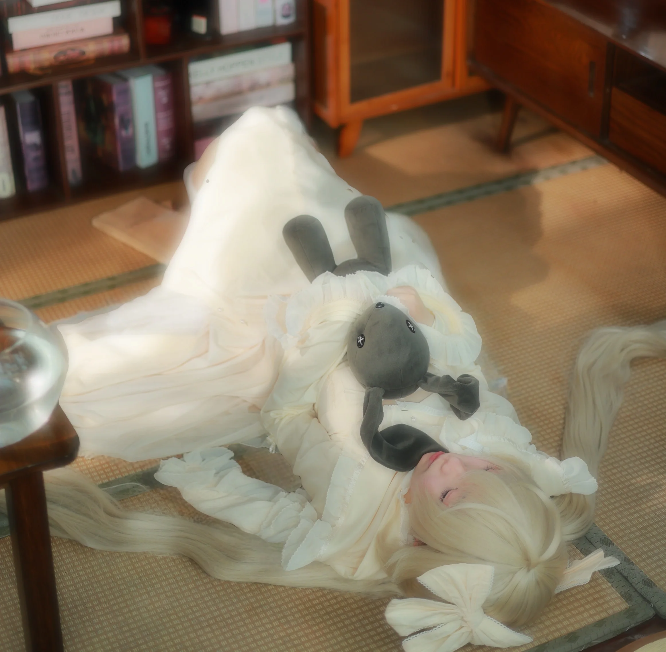【春日野穹cos】雨天里的湿润静谧，与玩偶的午后时光 - 第 9 张