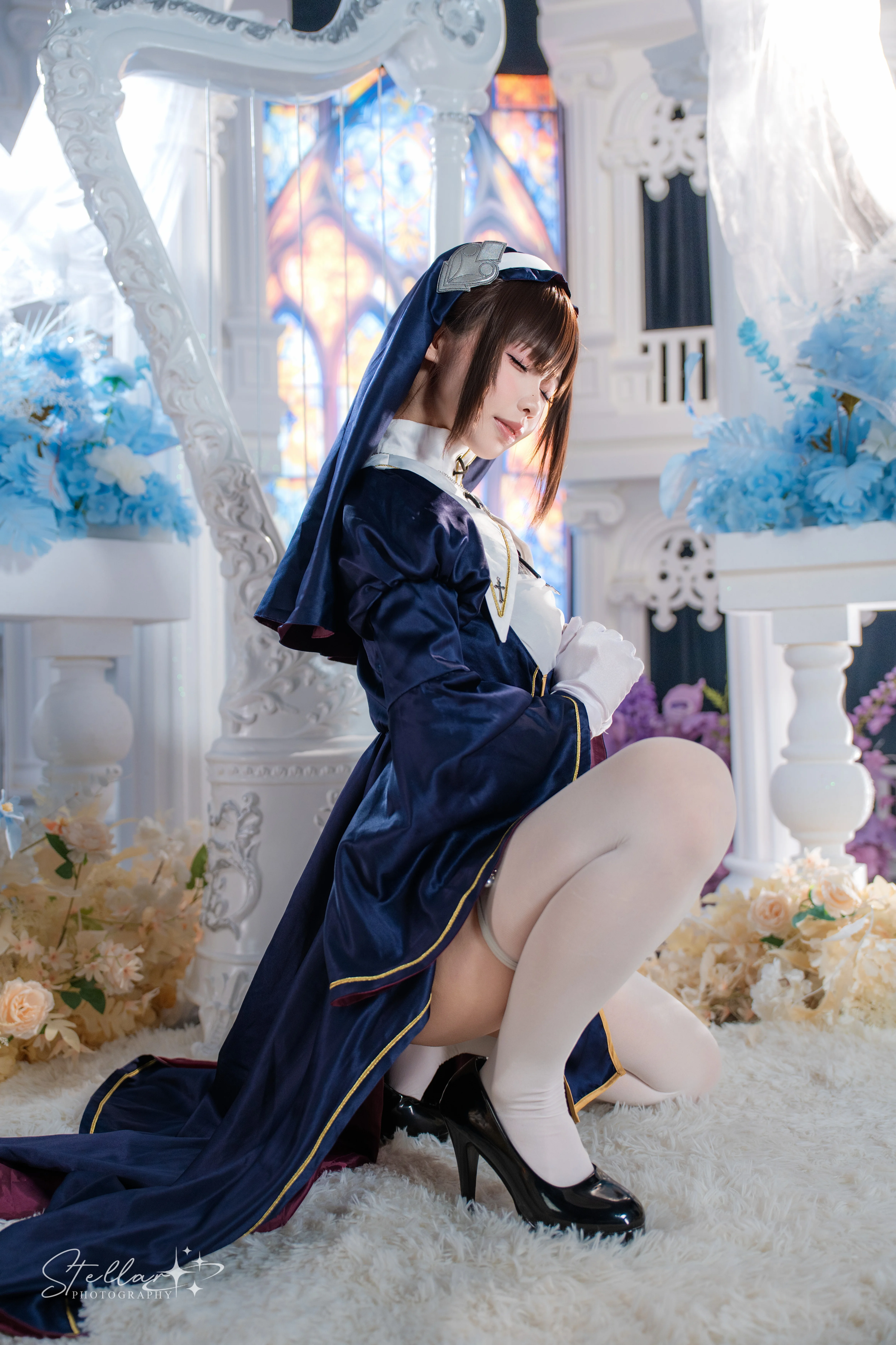 在彩色玻璃花窗下拍了一组修女服写真 - 第 1 张