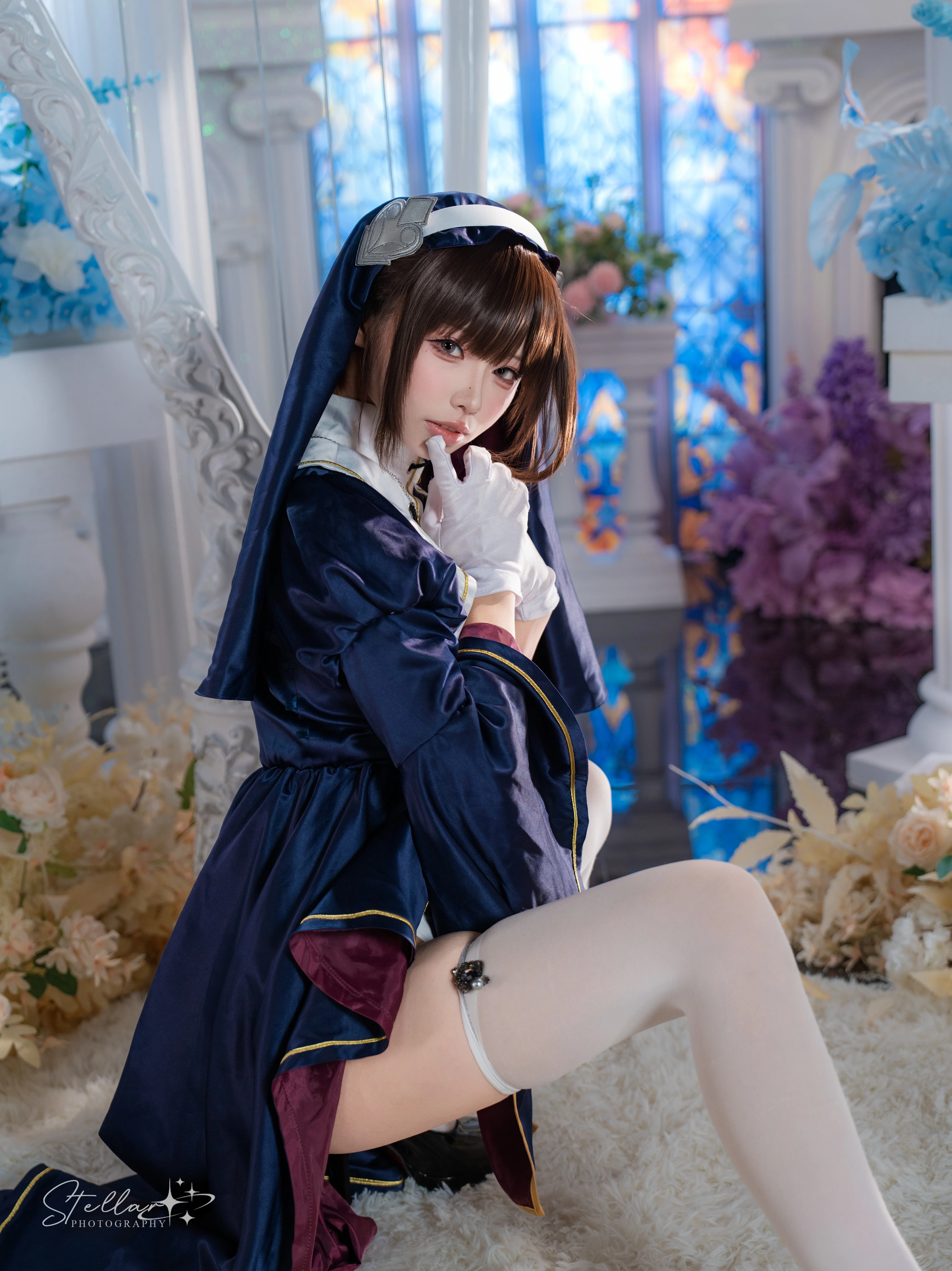 在彩色玻璃花窗下拍了一组修女服写真 - 第 2 张