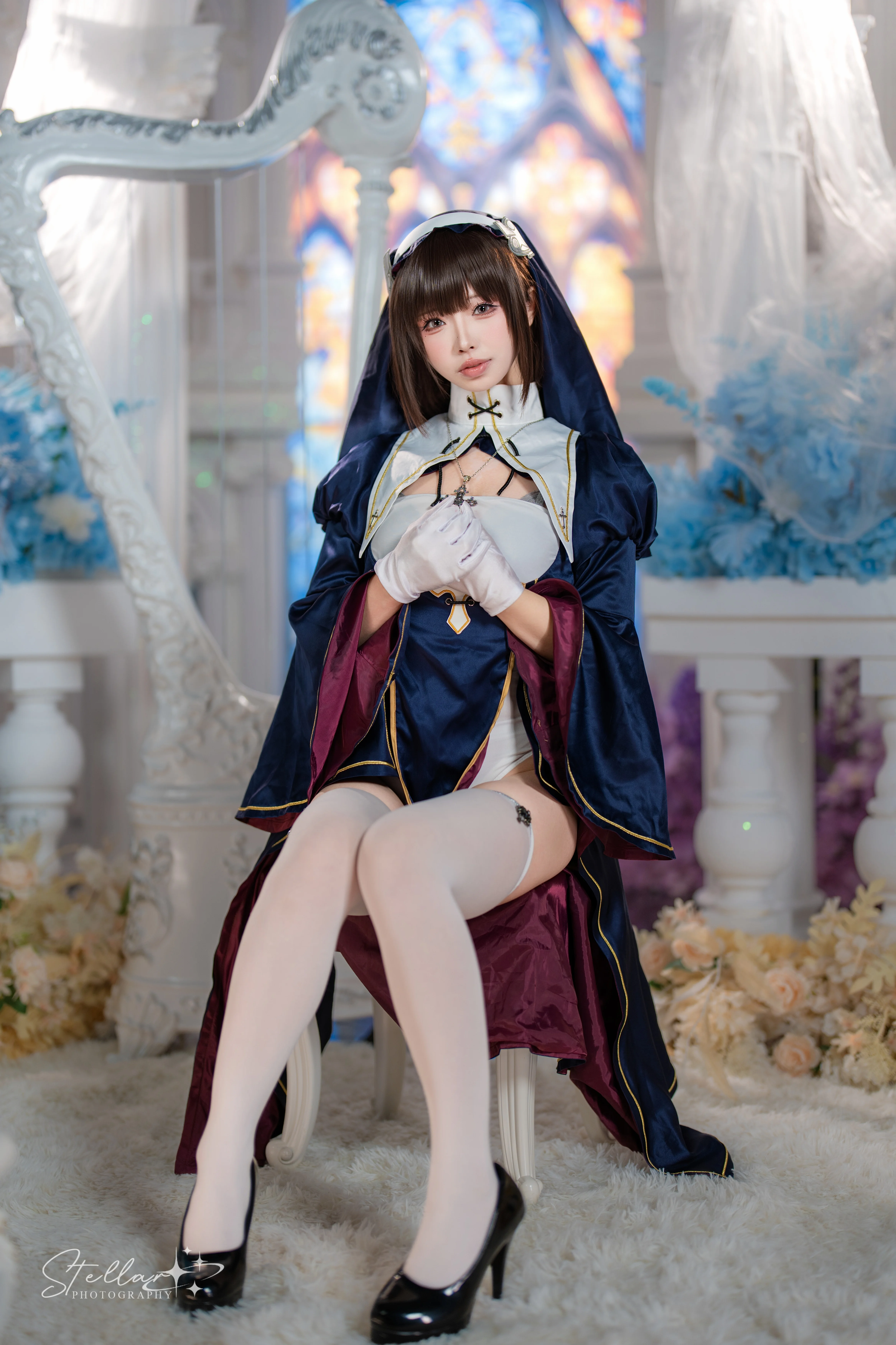 在彩色玻璃花窗下拍了一组修女服写真