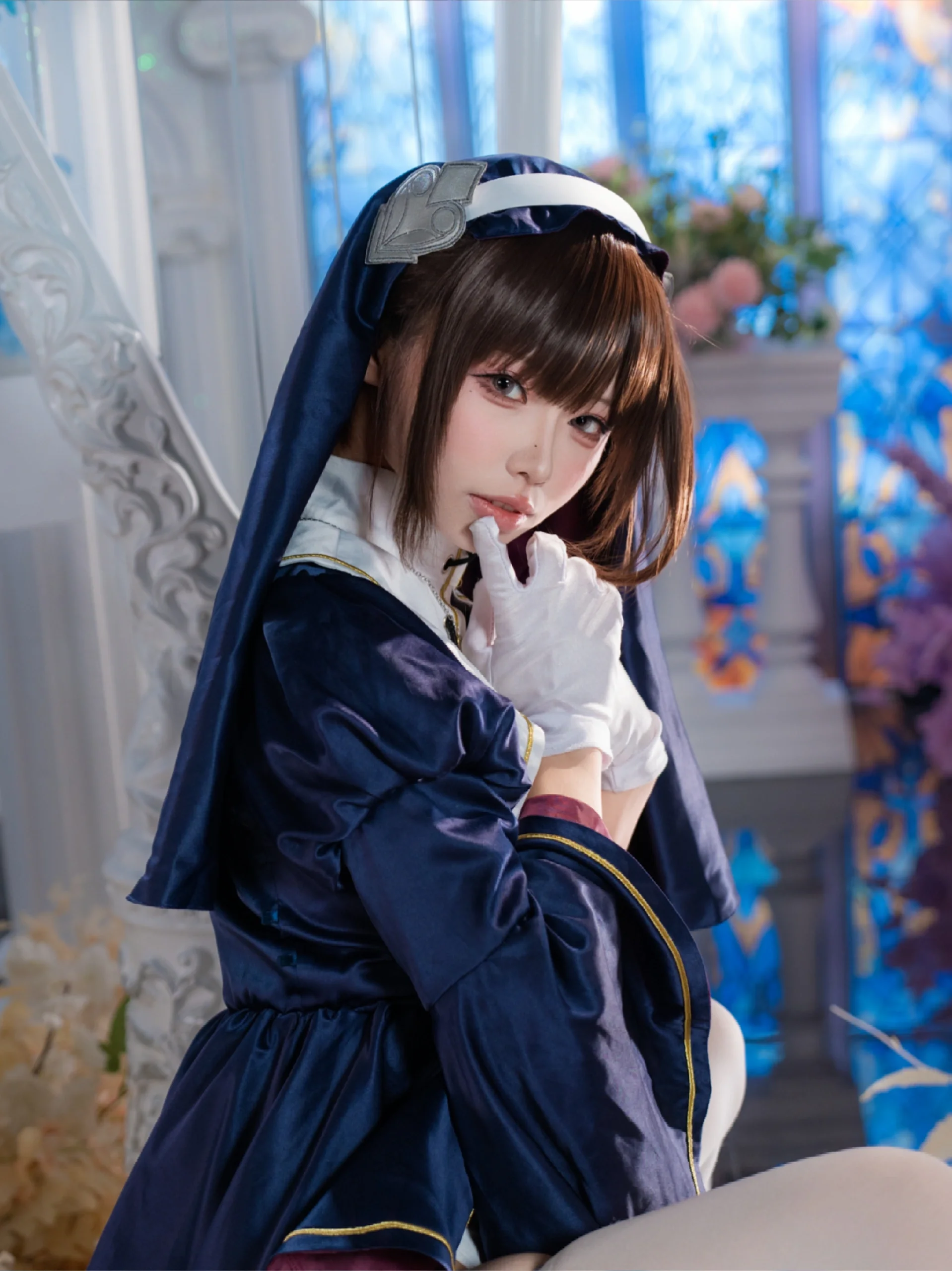 在彩色玻璃花窗下拍了一组修女服写真 - 第 5 张