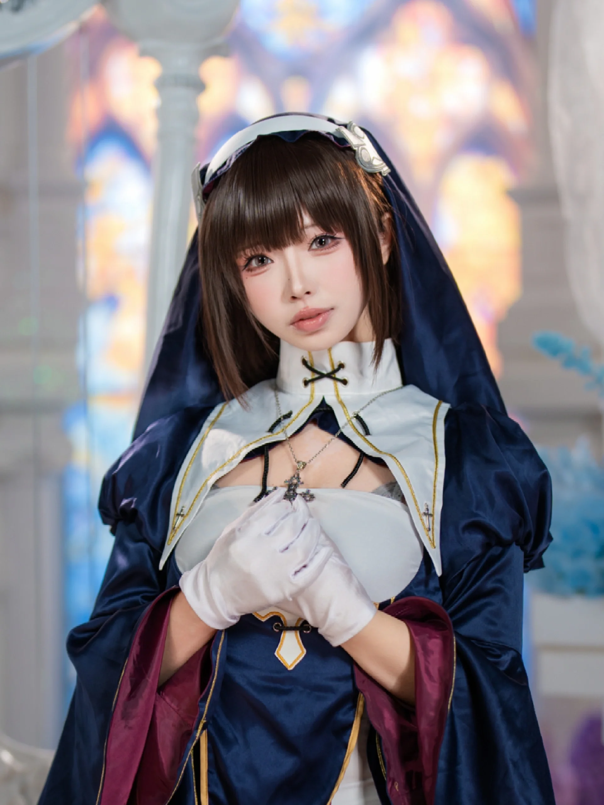在彩色玻璃花窗下拍了一组修女服写真 - 第 6 张