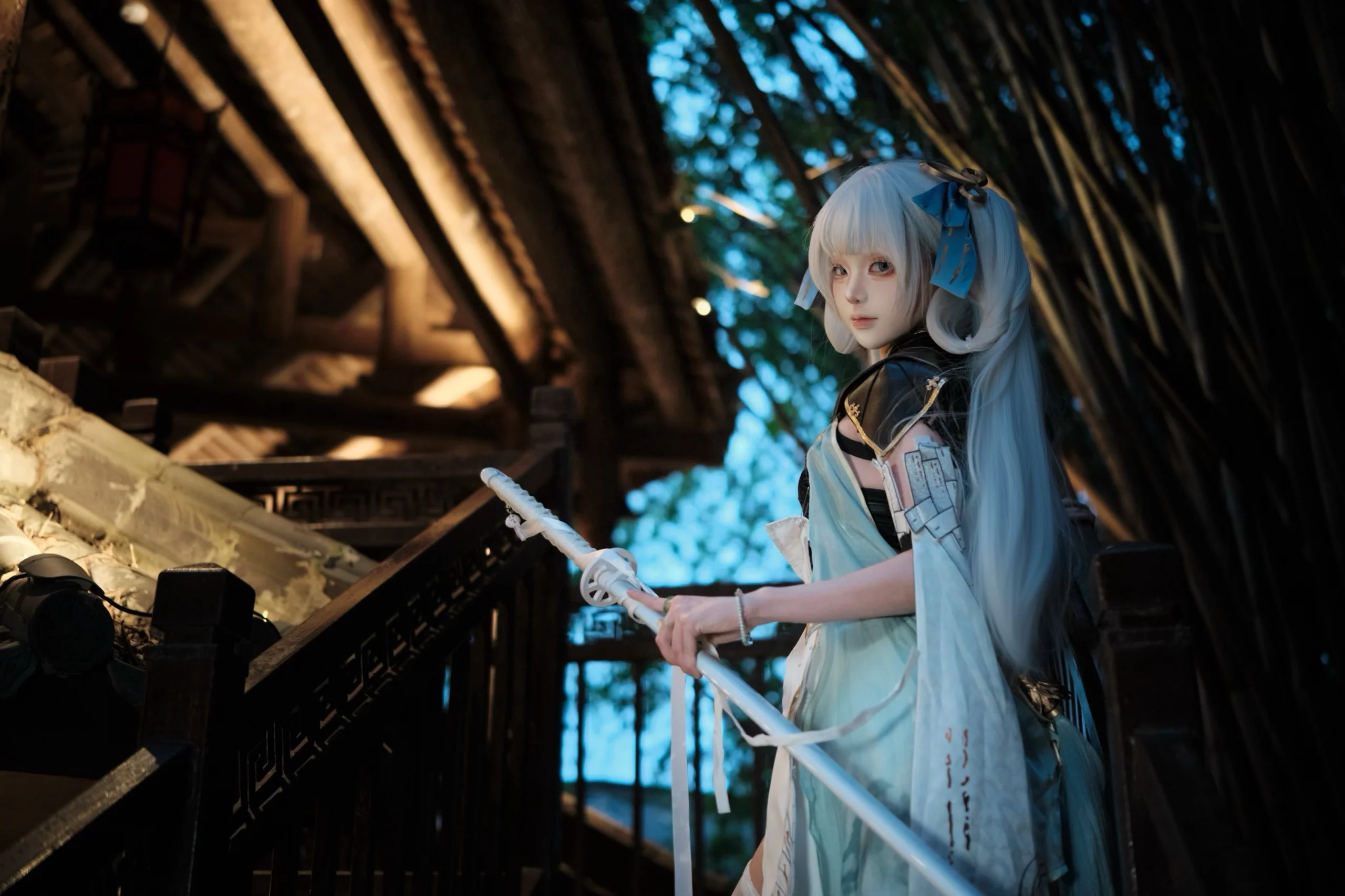 【今汐コスプレ】『鳴潮』の今汐、夜の古閣に佇む剣客 - 2 枚目