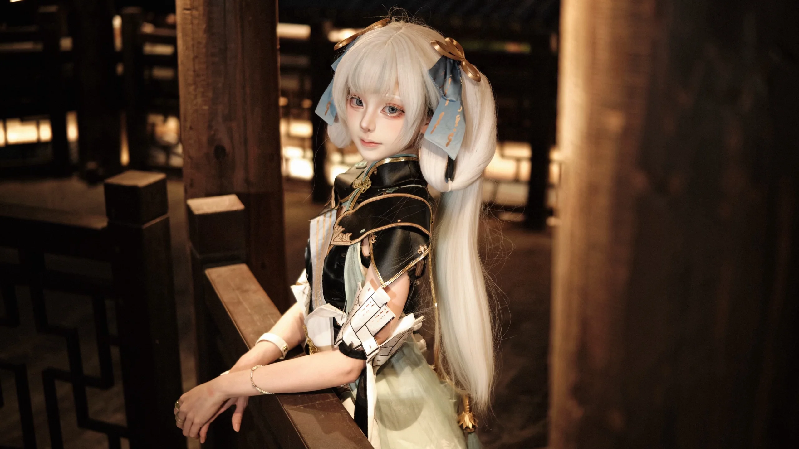 【今汐コスプレ】『鳴潮』の今汐、夜の古閣に佇む剣客