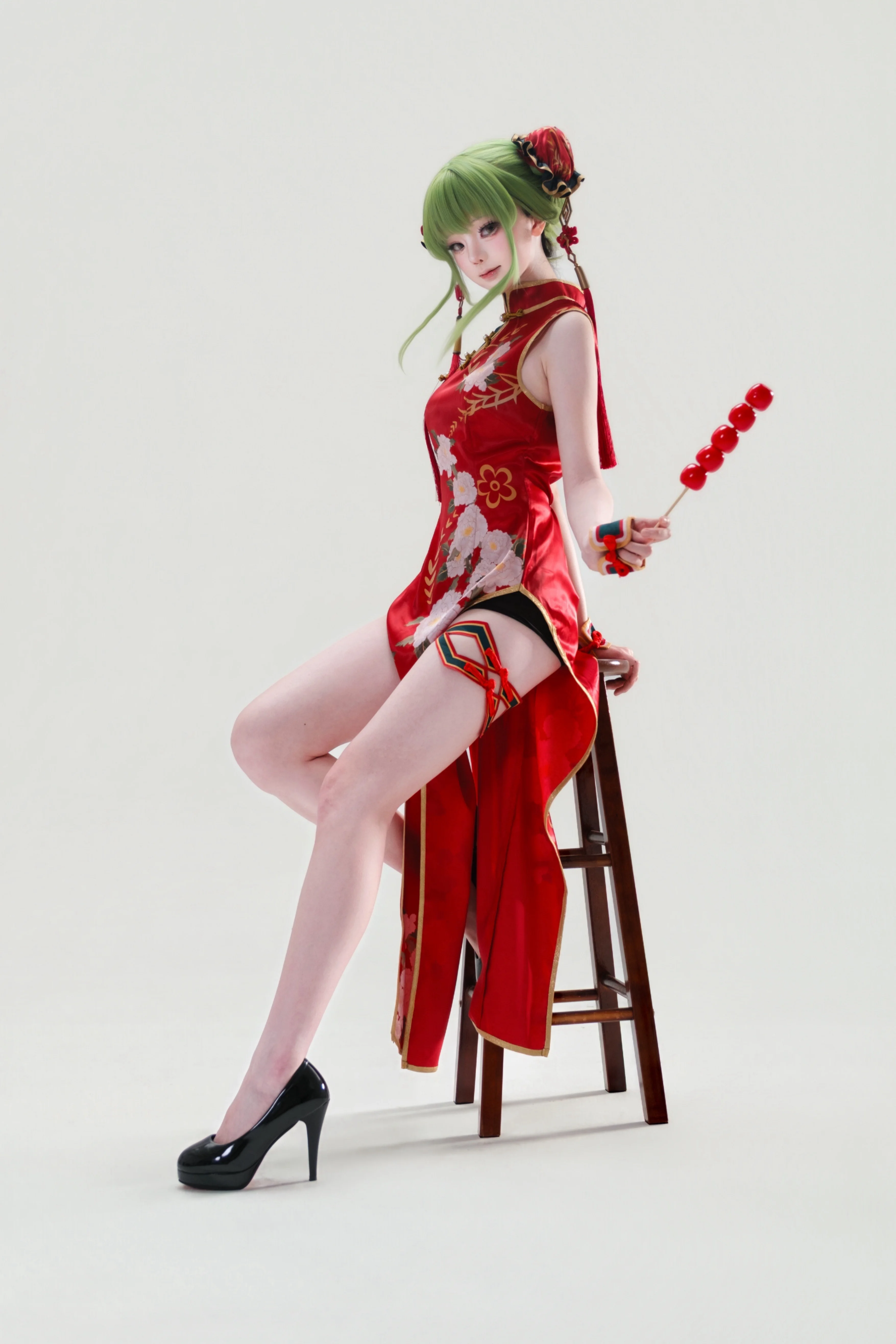 【C.C.cos】反叛的鲁路修中的红黑旗袍，糖葫芦是标配