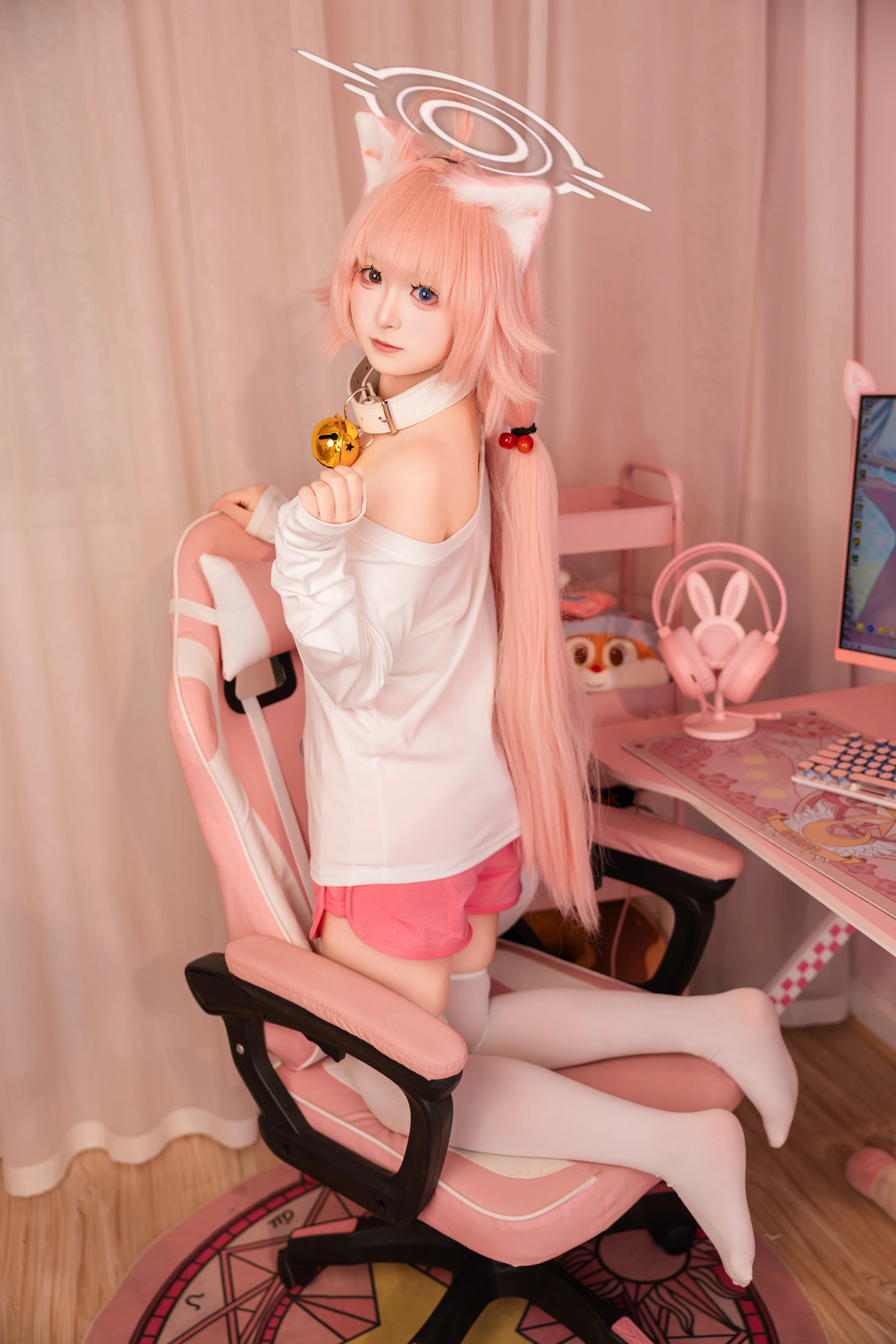 [Takanashi Hoshino cosplay] Blue Archive: The Lazy Cat in Pajamas' Cozy Home Moments - Image 1