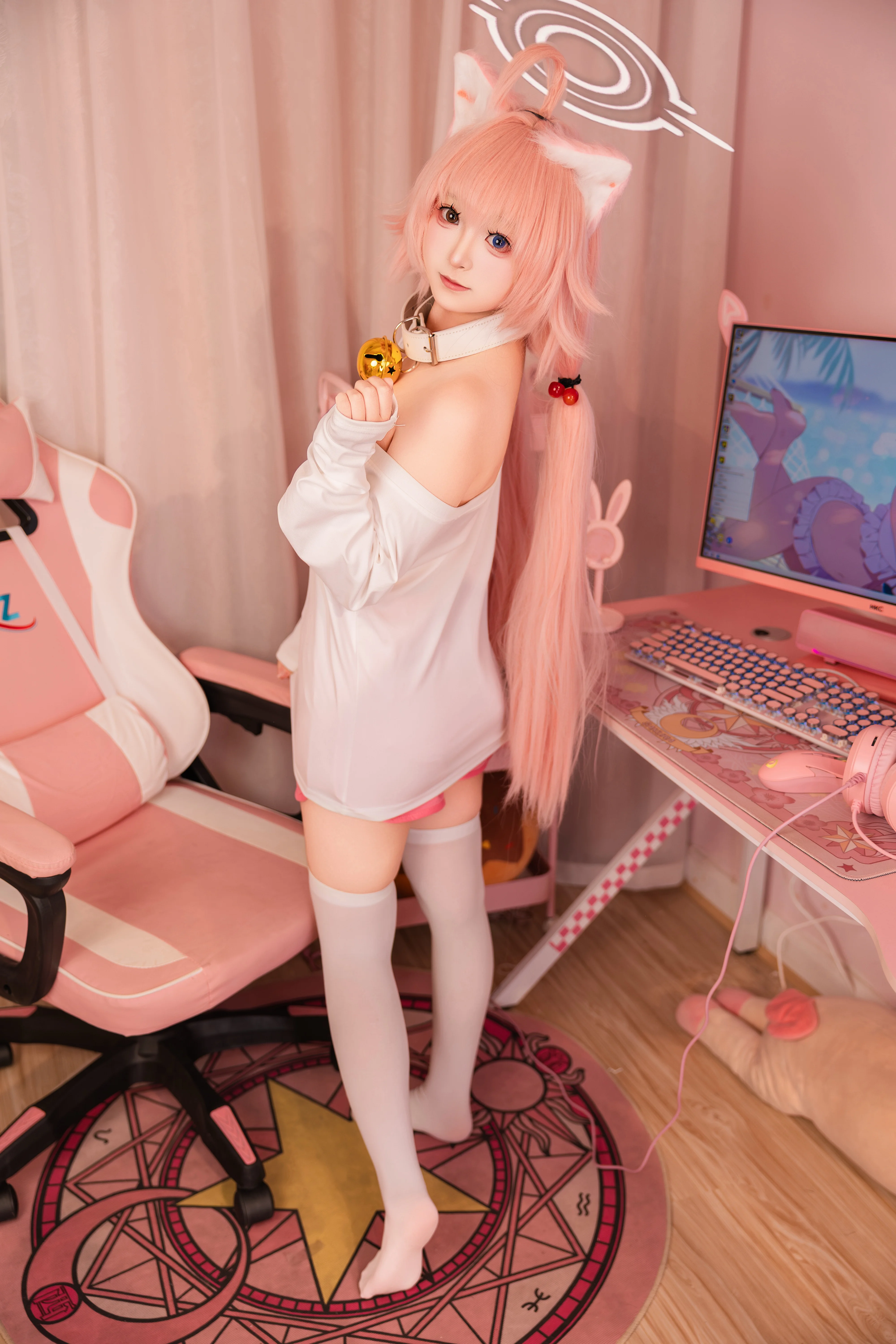 [Takanashi Hoshino cosplay] Blue Archive: The Lazy Cat in Pajamas' Cozy Home Moments - Image 3