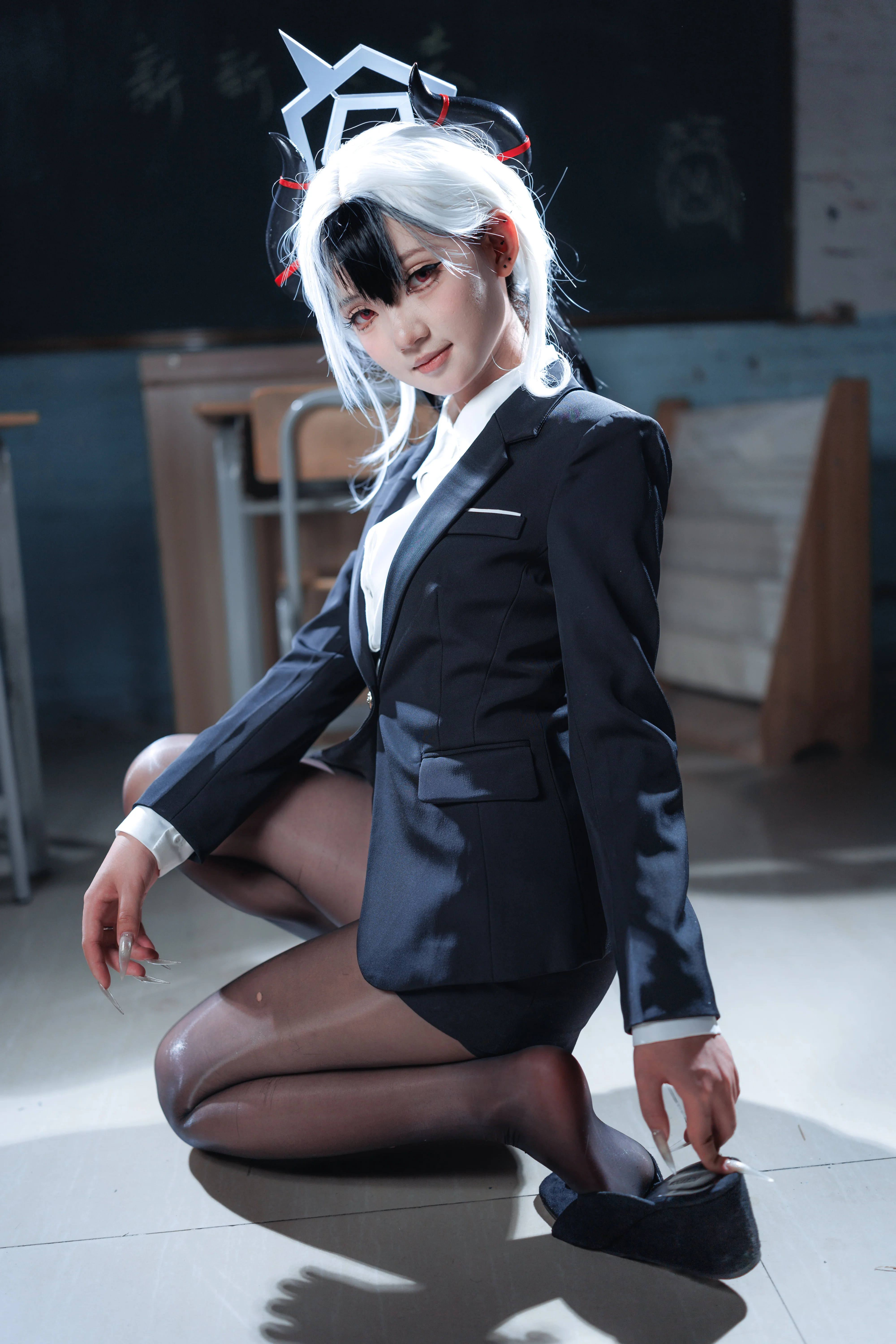 【鬼方佳代子cos】蔚蓝档案里的OL制服版，黑白教室反差感