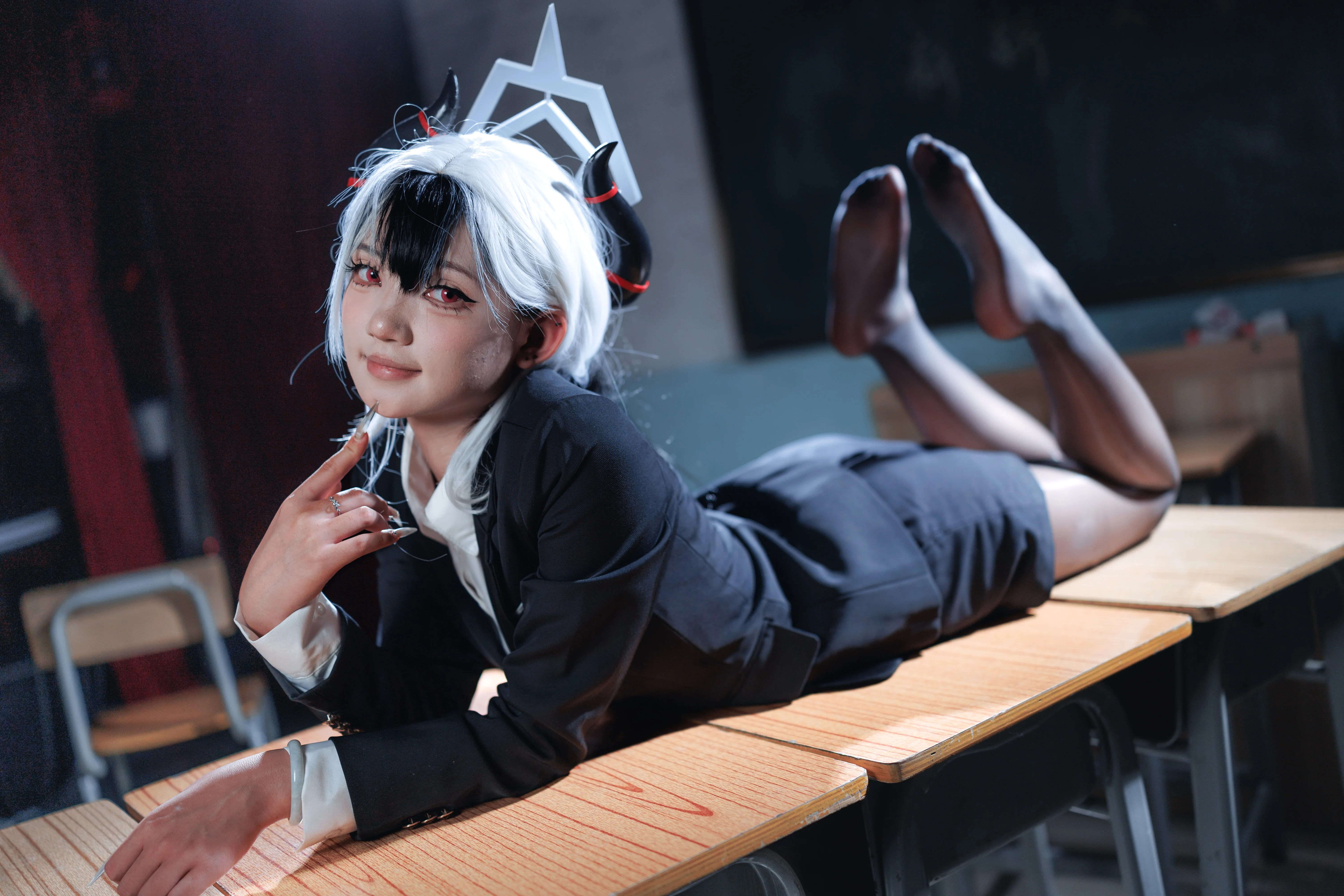 【鬼方佳代子cos】蔚蓝档案里的OL制服版，黑白教室反差感 - 第 4 张