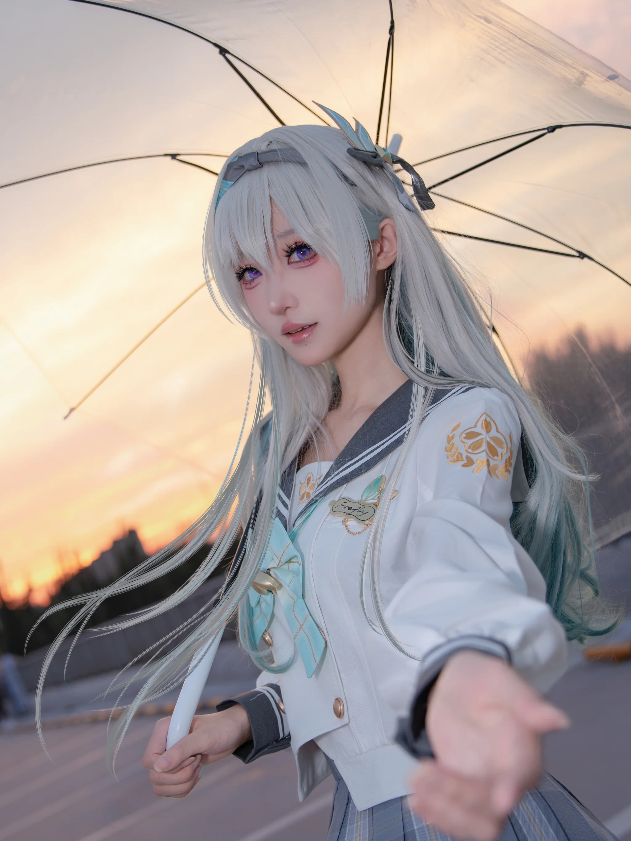 【ホタル コスプレ】夕暮れの屋上で、透明な傘を差して - 1 枚目