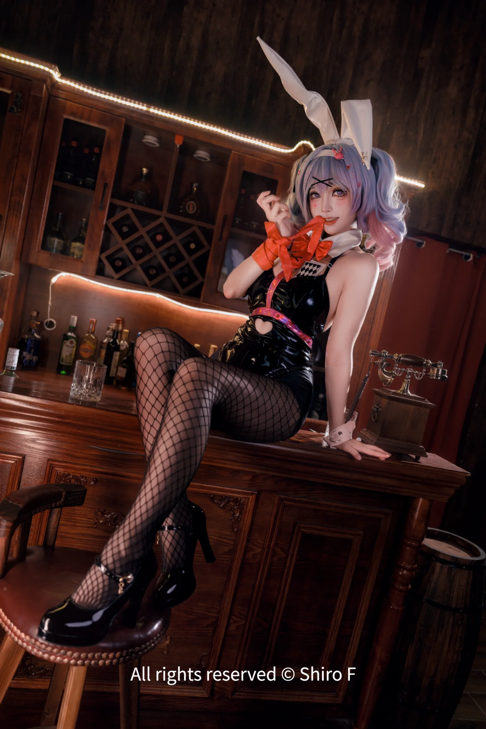 酒吧吧檯兔女郎的夜晚，氛圍感拉滿