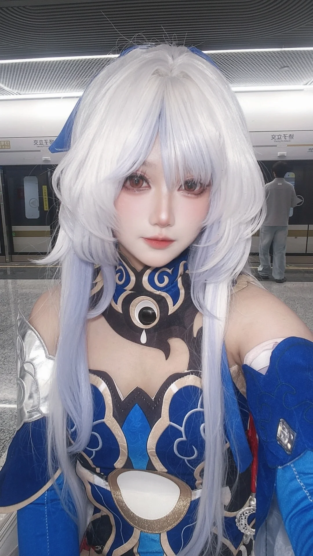 【镜流cos】在都市的冰霜中，捕捉那一抹清冷的孤傲 - 推荐阅读封面