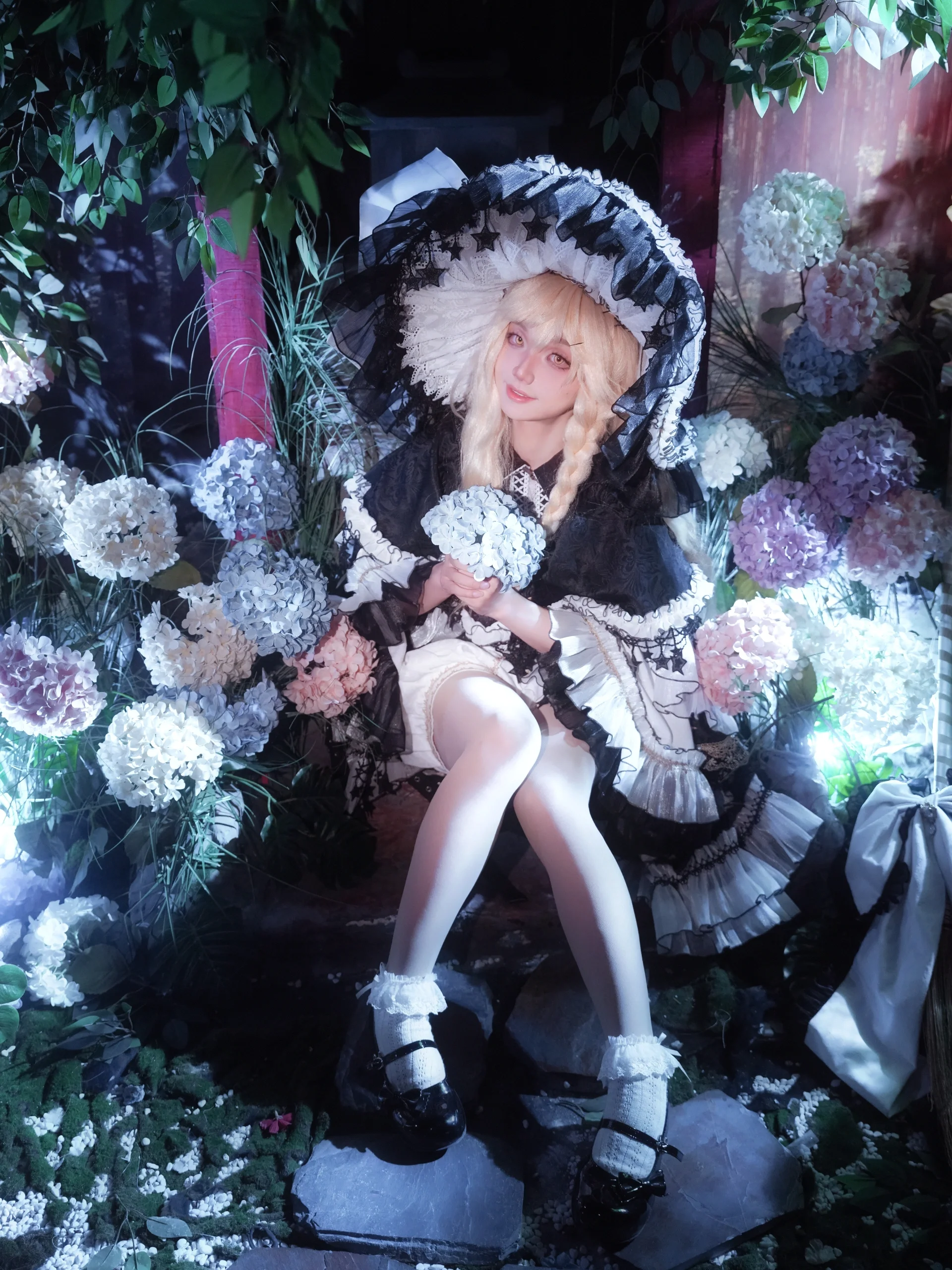 【雾雨魔理沙cos】偷跑进博丽神社的花丛里 - 第 1 张