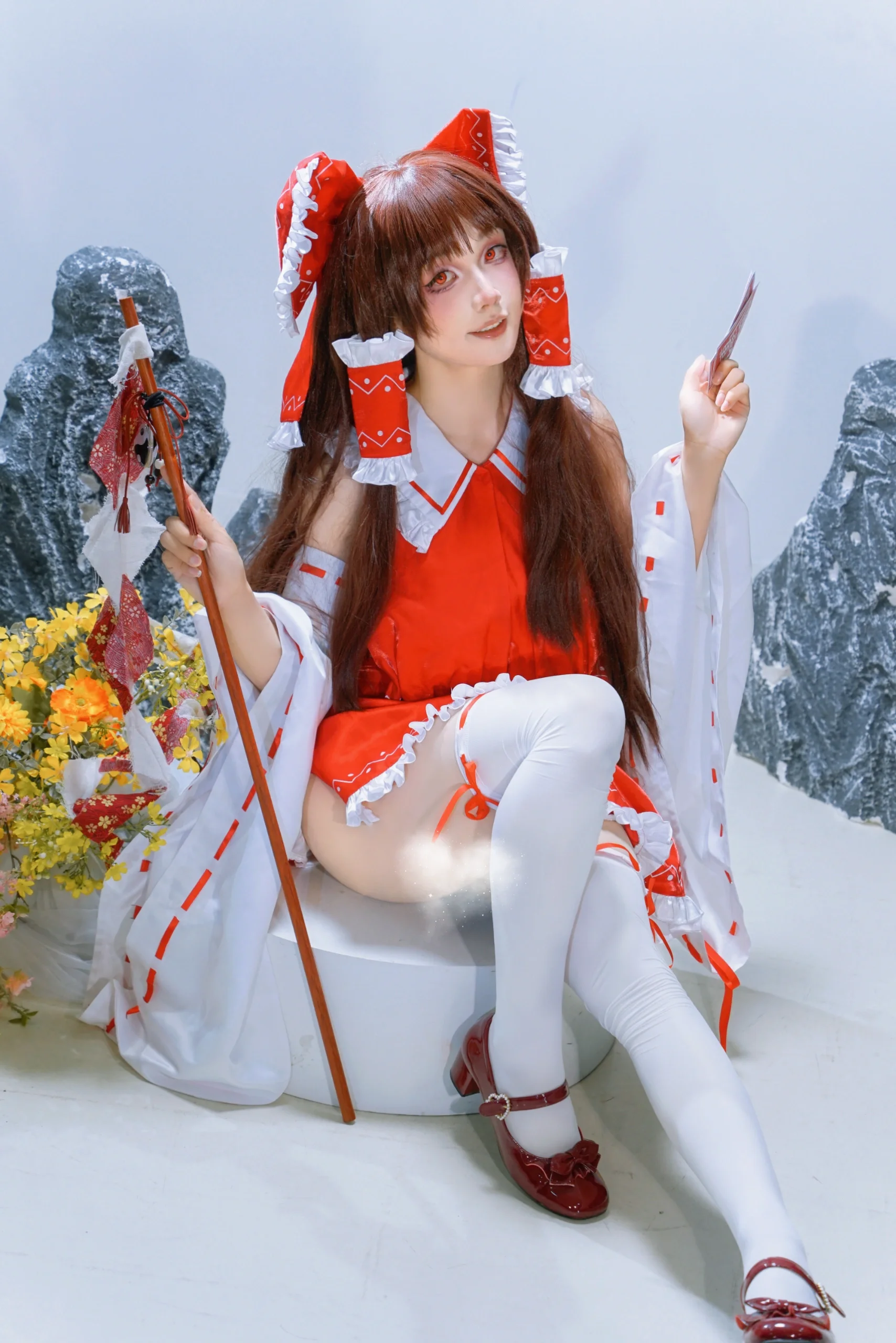 【博麗霊夢コスプレ】紅白巫女の日常、この装備の防御力は合格点？ - 2 枚目