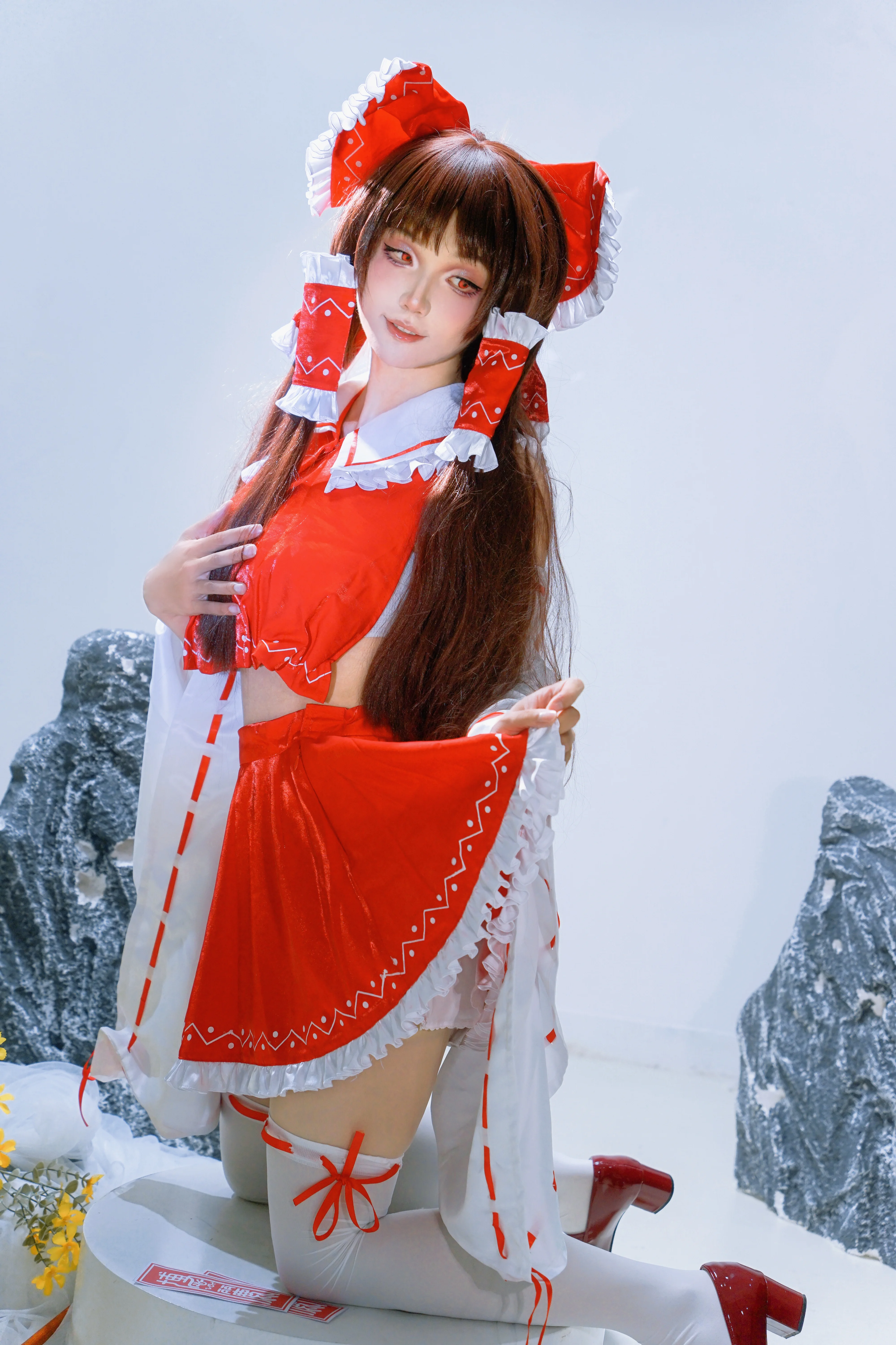 【博麗霊夢コスプレ】東方Project、年末の紅白巫女の気ままなひととき - 1 枚目