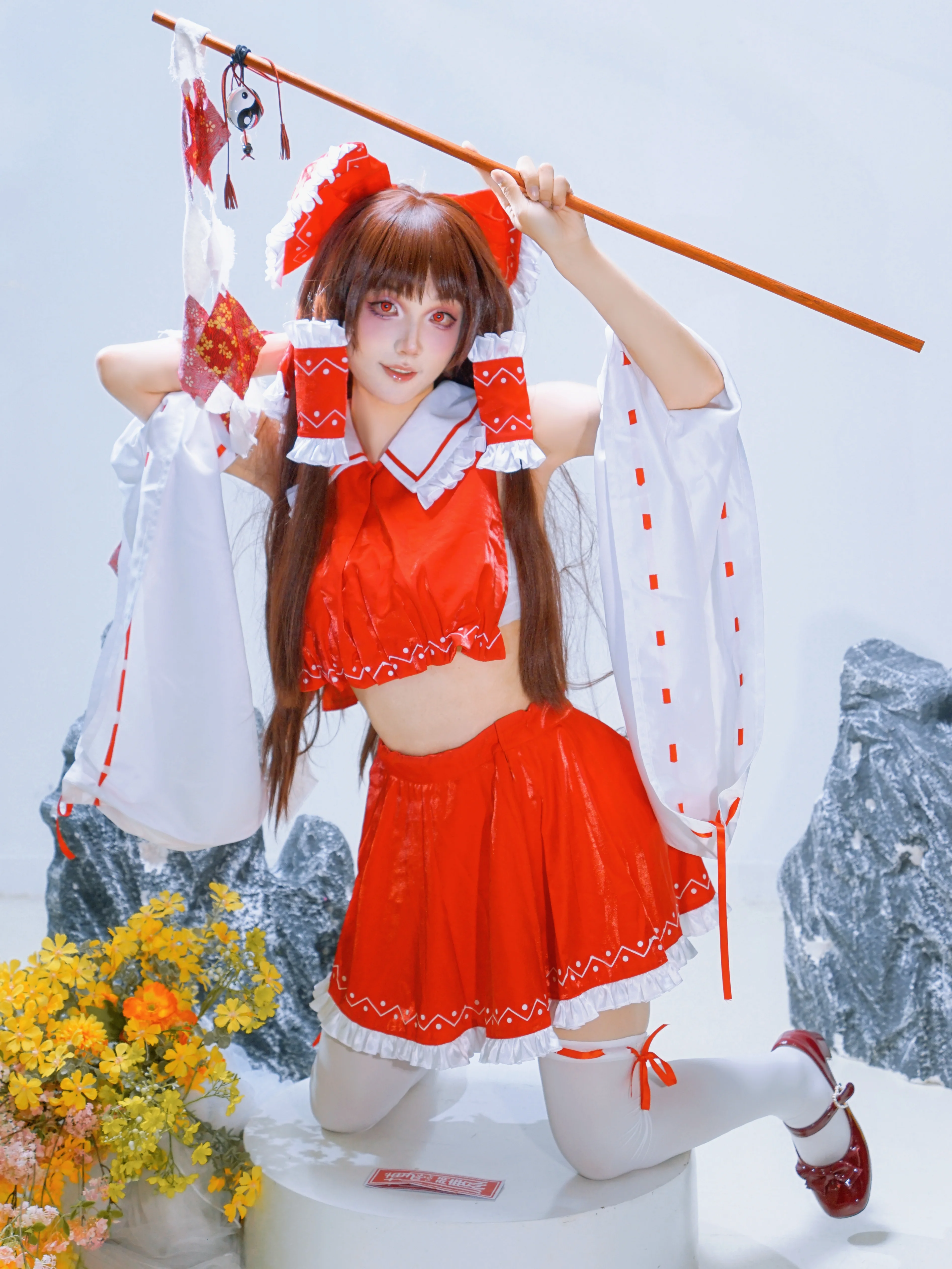 【博麗霊夢コスプレ】東方Project、年末の紅白巫女の気ままなひととき - 2 枚目
