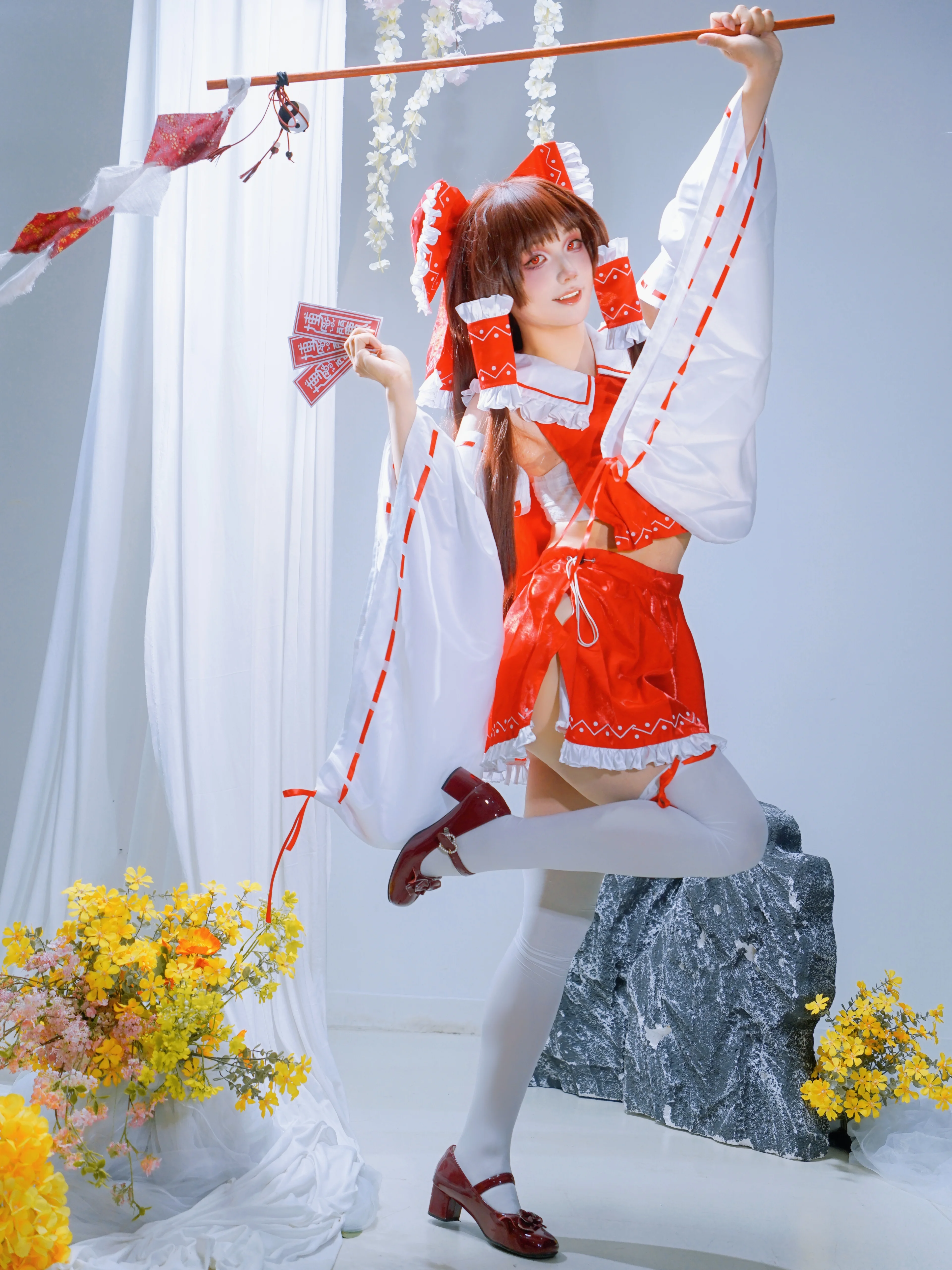 【博麗霊夢コスプレ】東方Project、年末の紅白巫女の気ままなひととき