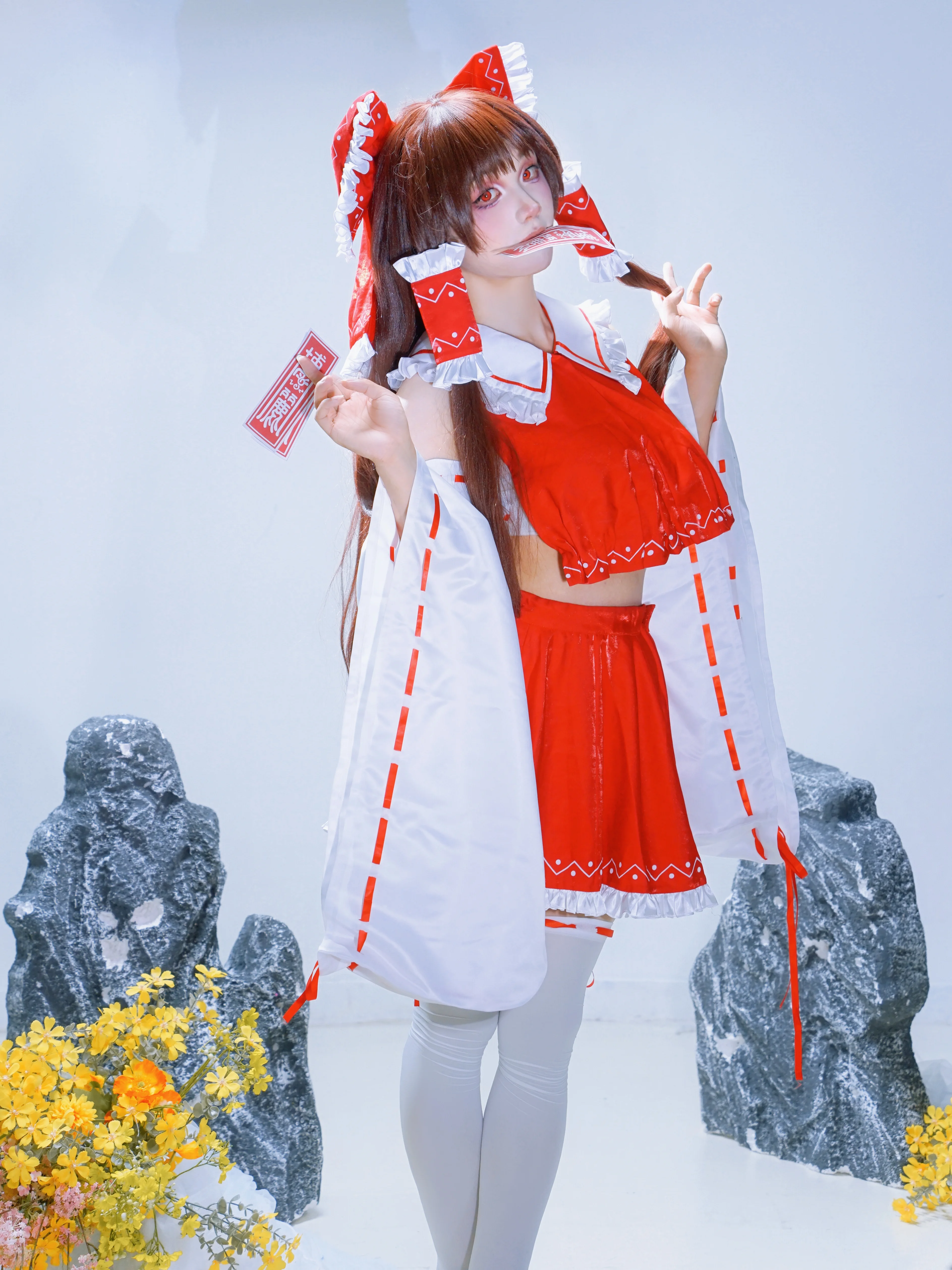 【博麗霊夢コスプレ】東方Project、年末の紅白巫女の気ままなひととき - 4 枚目