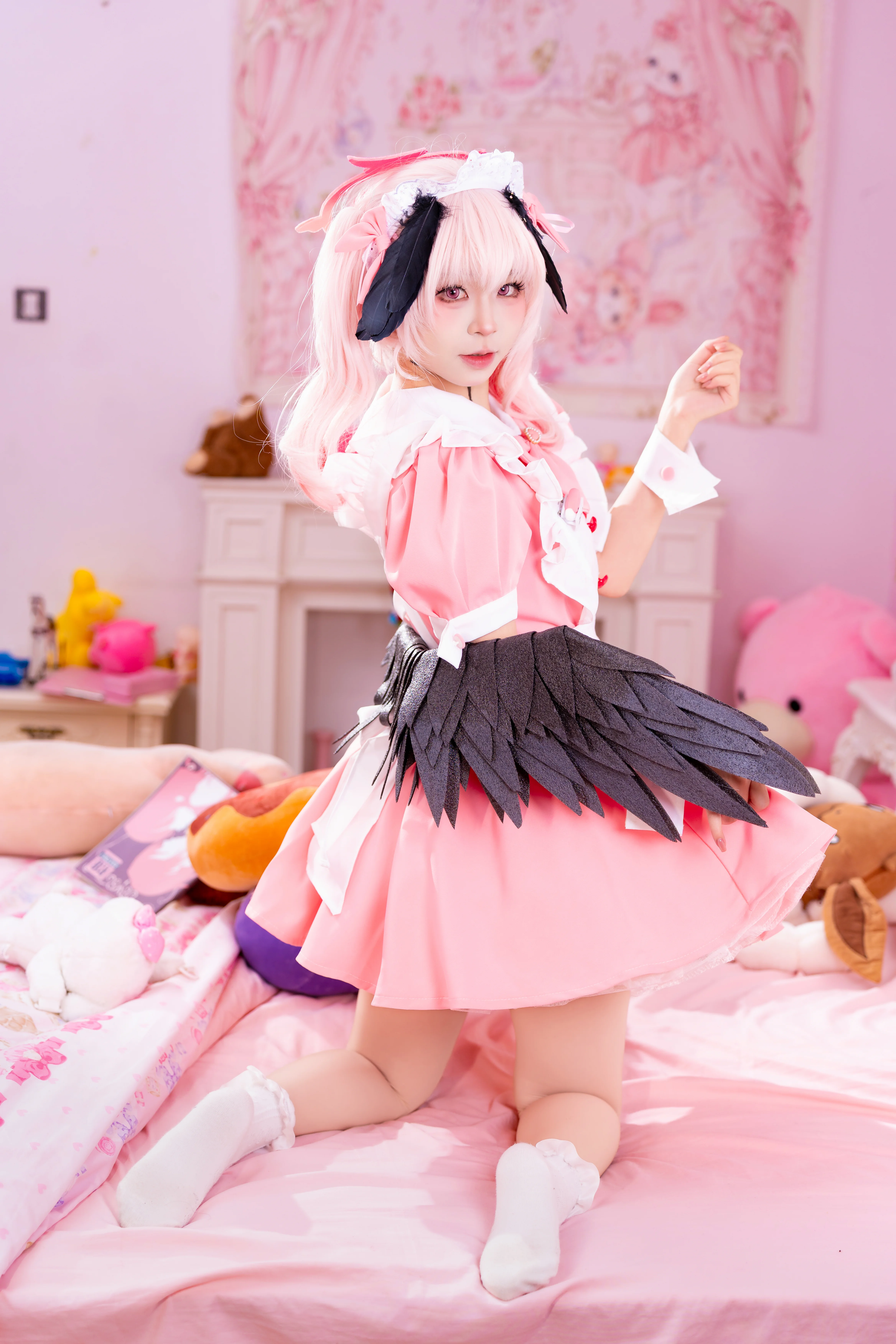 【下江コハル コスプレ】黒い翼とピンクのスカート、ブルーアーカイブのツンデレメイドを再現 - 1 枚目