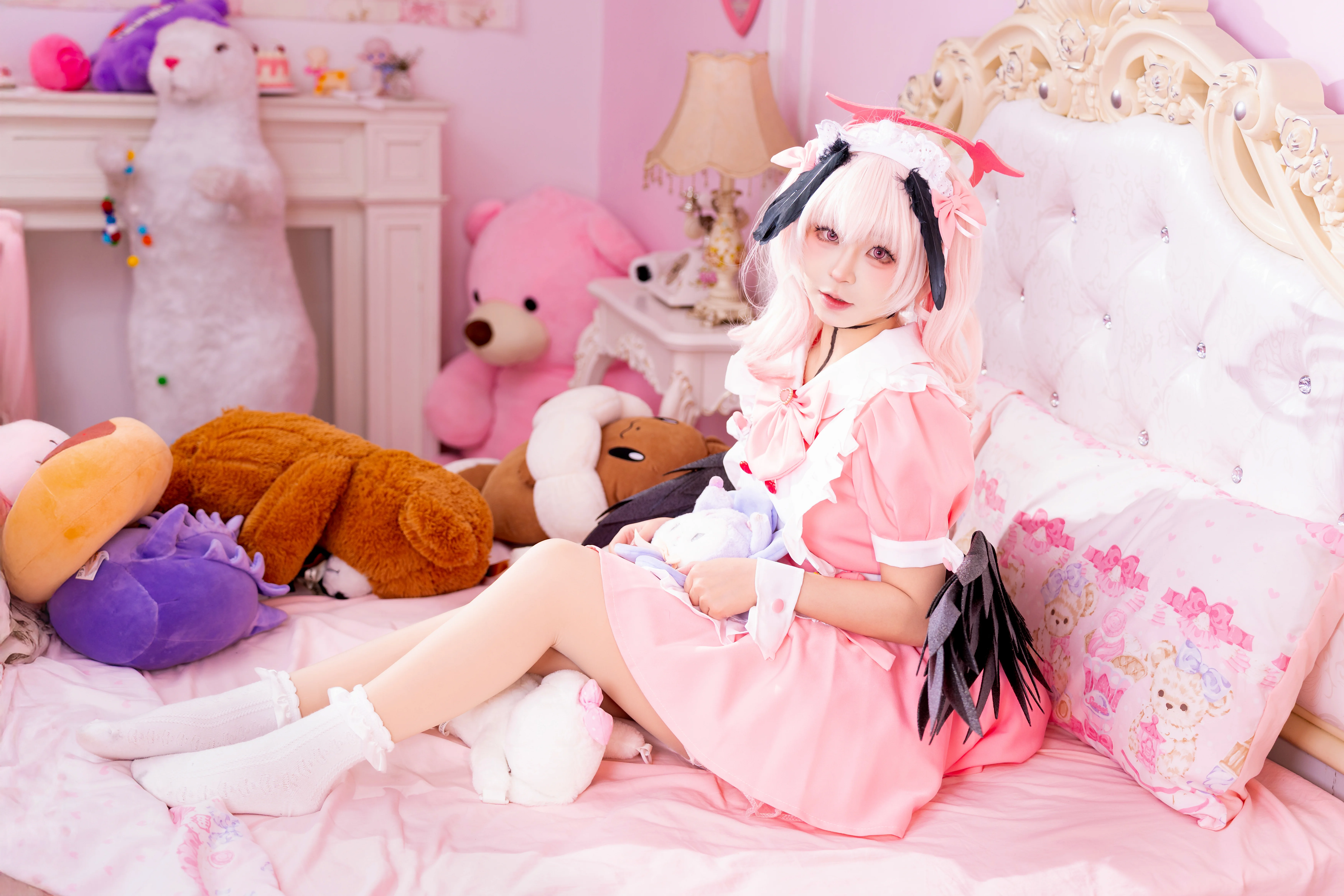 【下江コハル コスプレ】黒い翼とピンクのスカート、ブルーアーカイブのツンデレメイドを再現 - 2 枚目