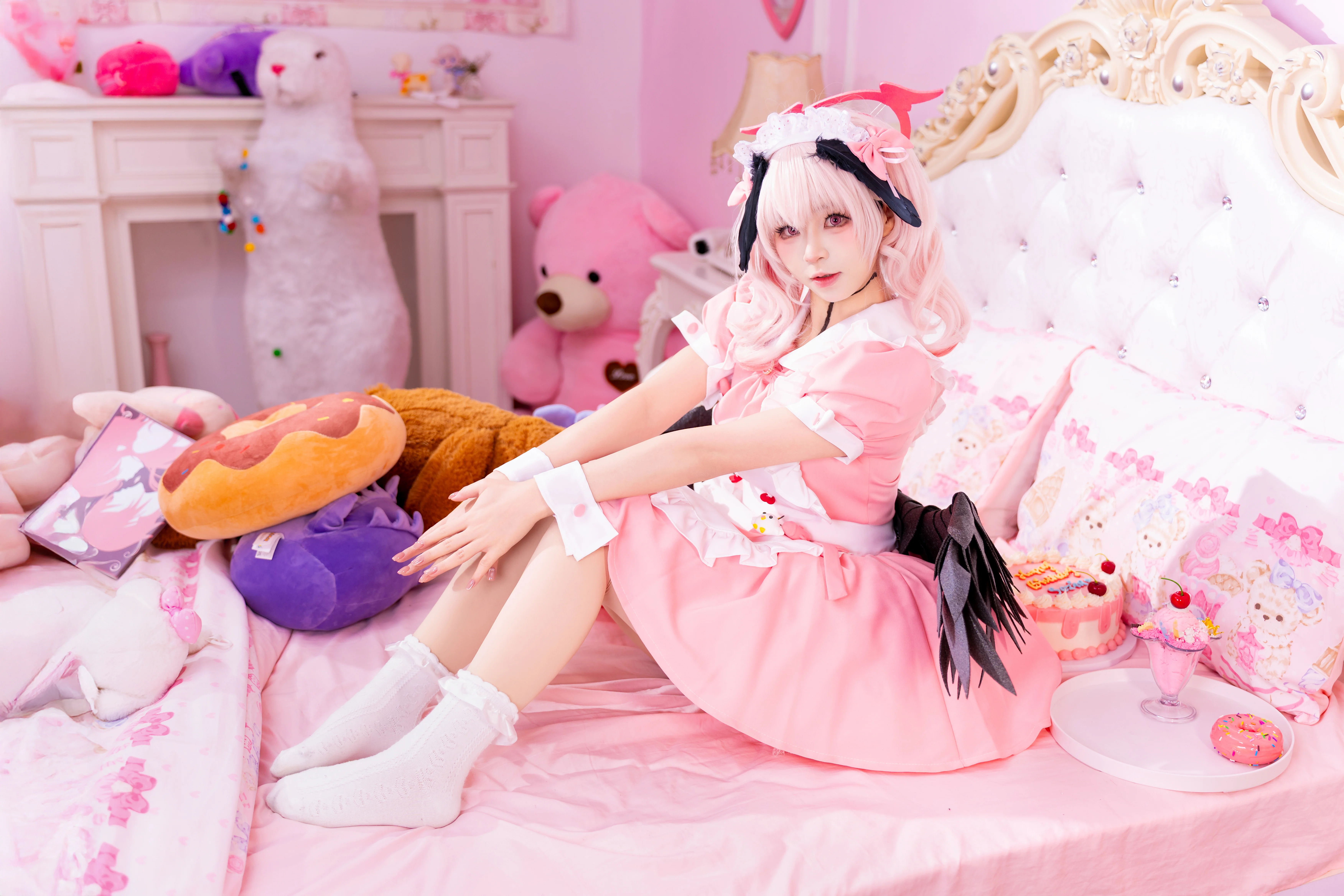 【下江コハル コスプレ】黒い翼とピンクのスカート、ブルーアーカイブのツンデレメイドを再現 - 3 枚目