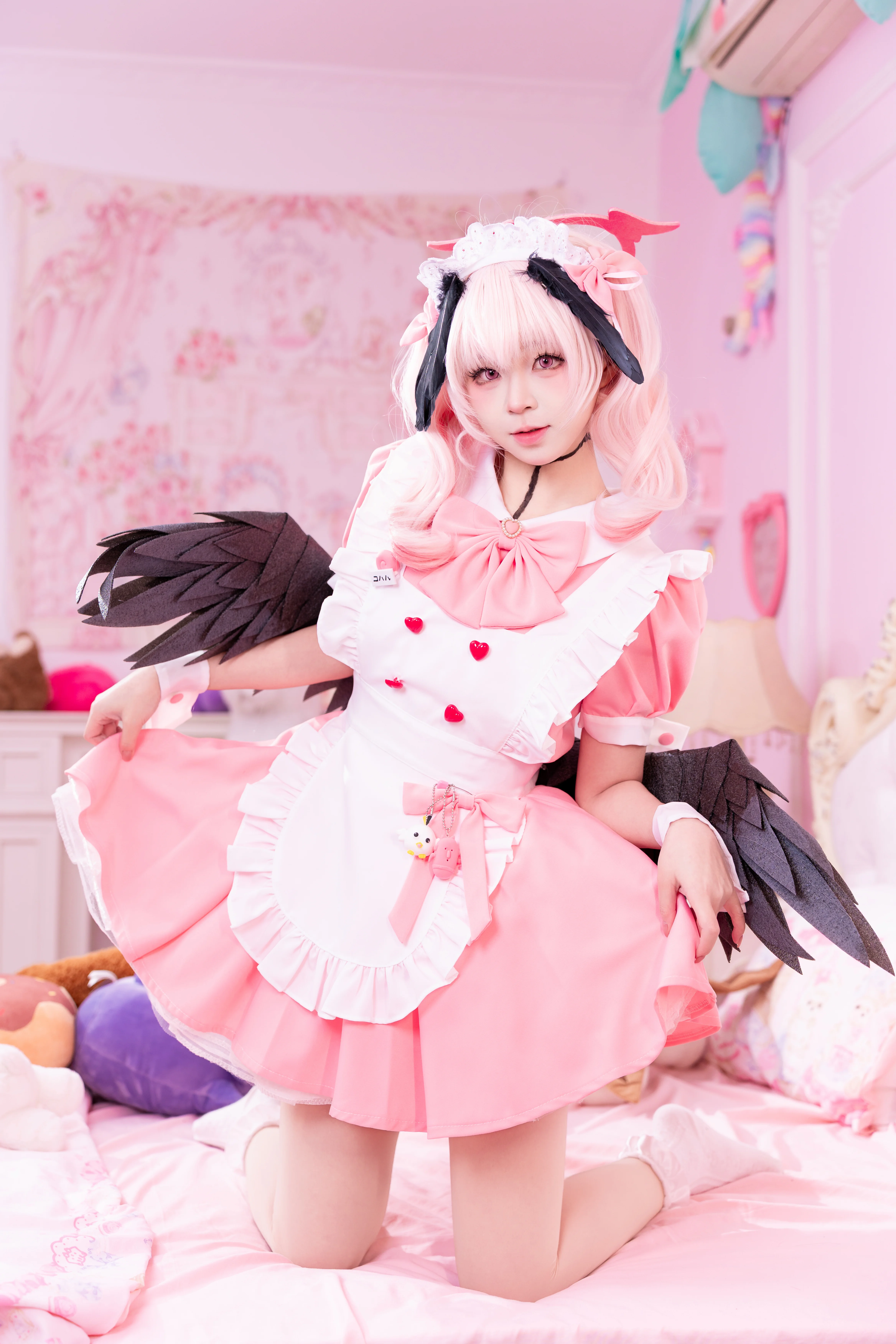 【下江コハル コスプレ】黒い翼とピンクのスカート、ブルーアーカイブのツンデレメイドを再現