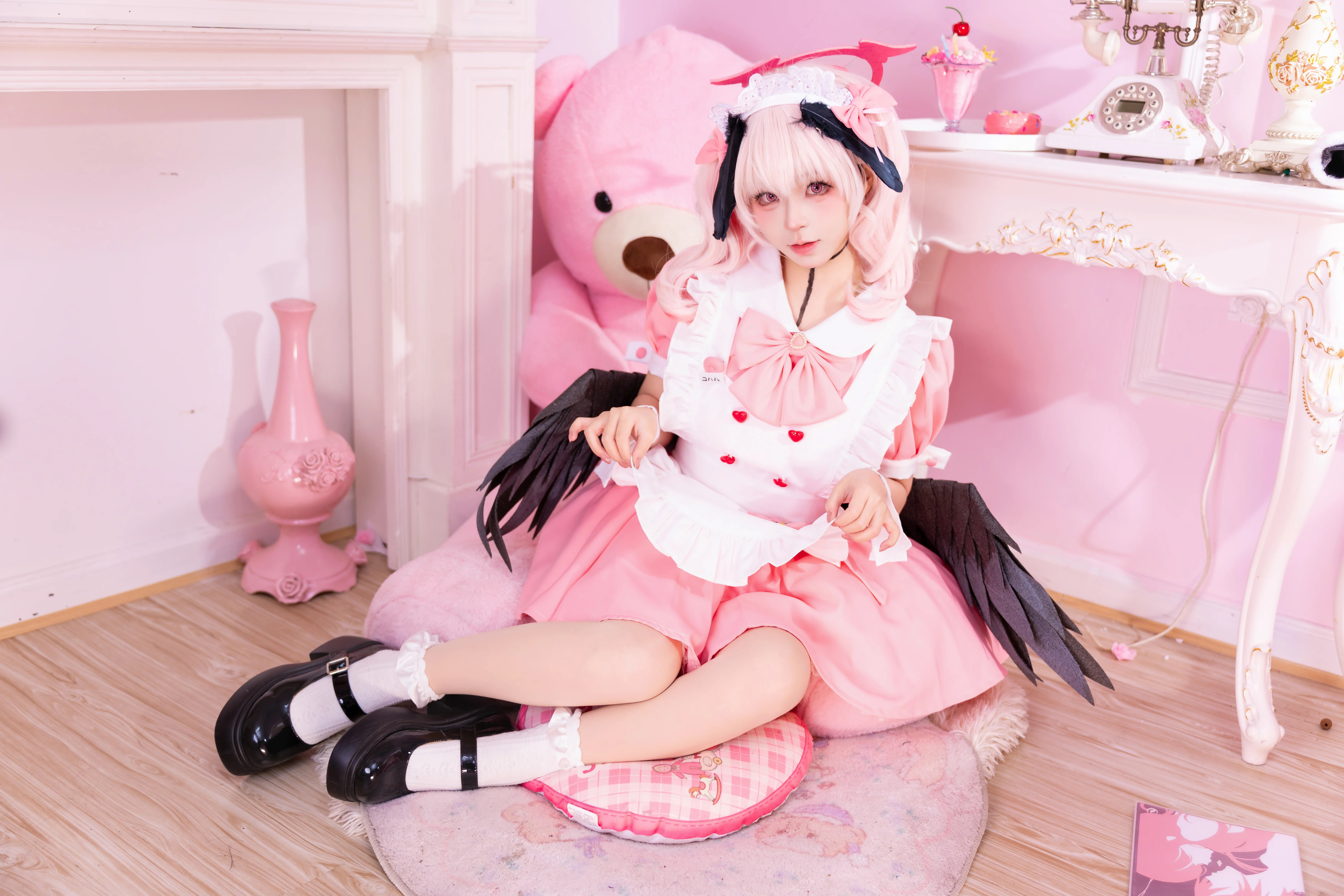 【下江コハル コスプレ】黒い翼とピンクのスカート、ブルーアーカイブのツンデレメイドを再現 - 5 枚目