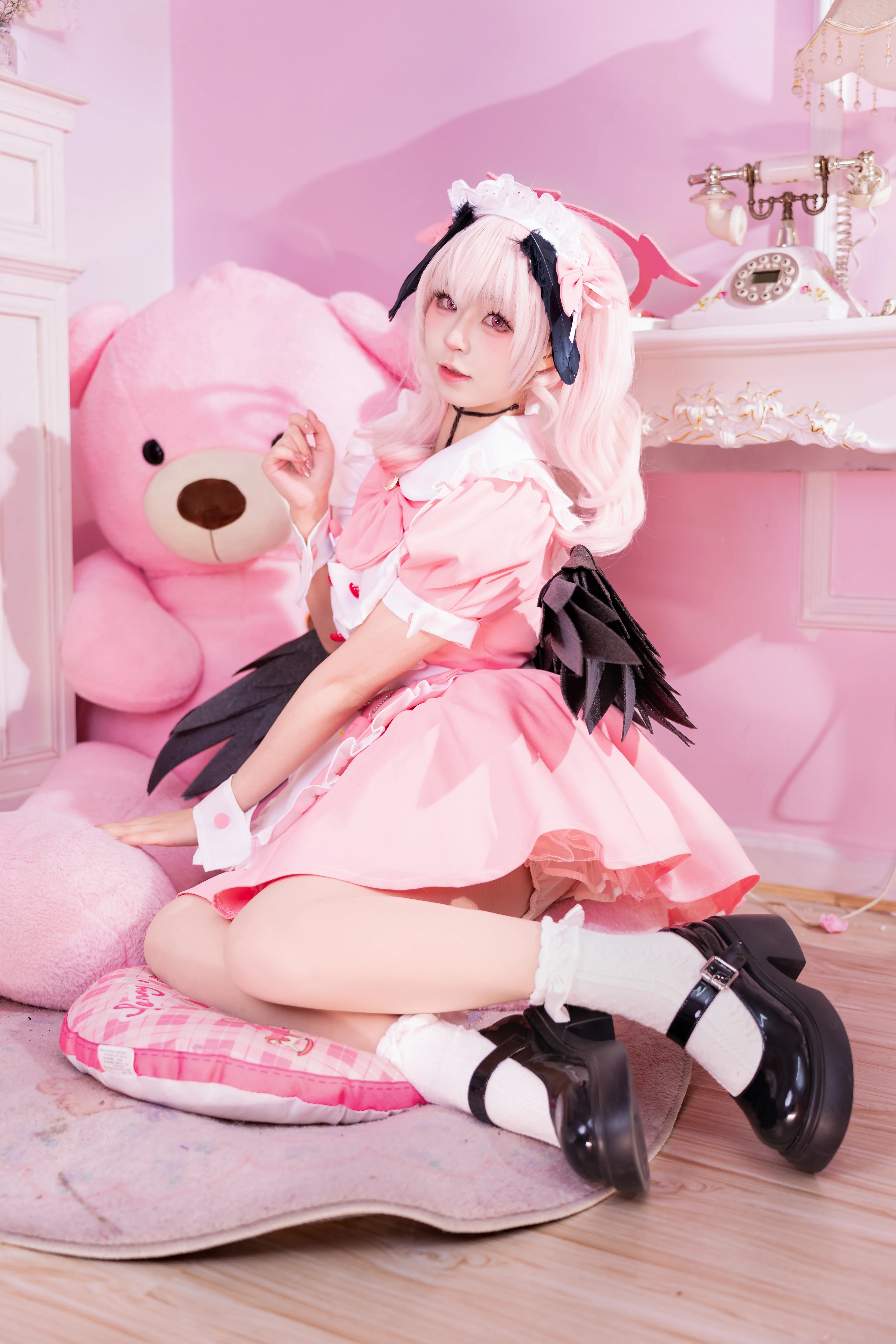 【下江コハル コスプレ】黒い翼とピンクのスカート、ブルーアーカイブのツンデレメイドを再現 - 6 枚目