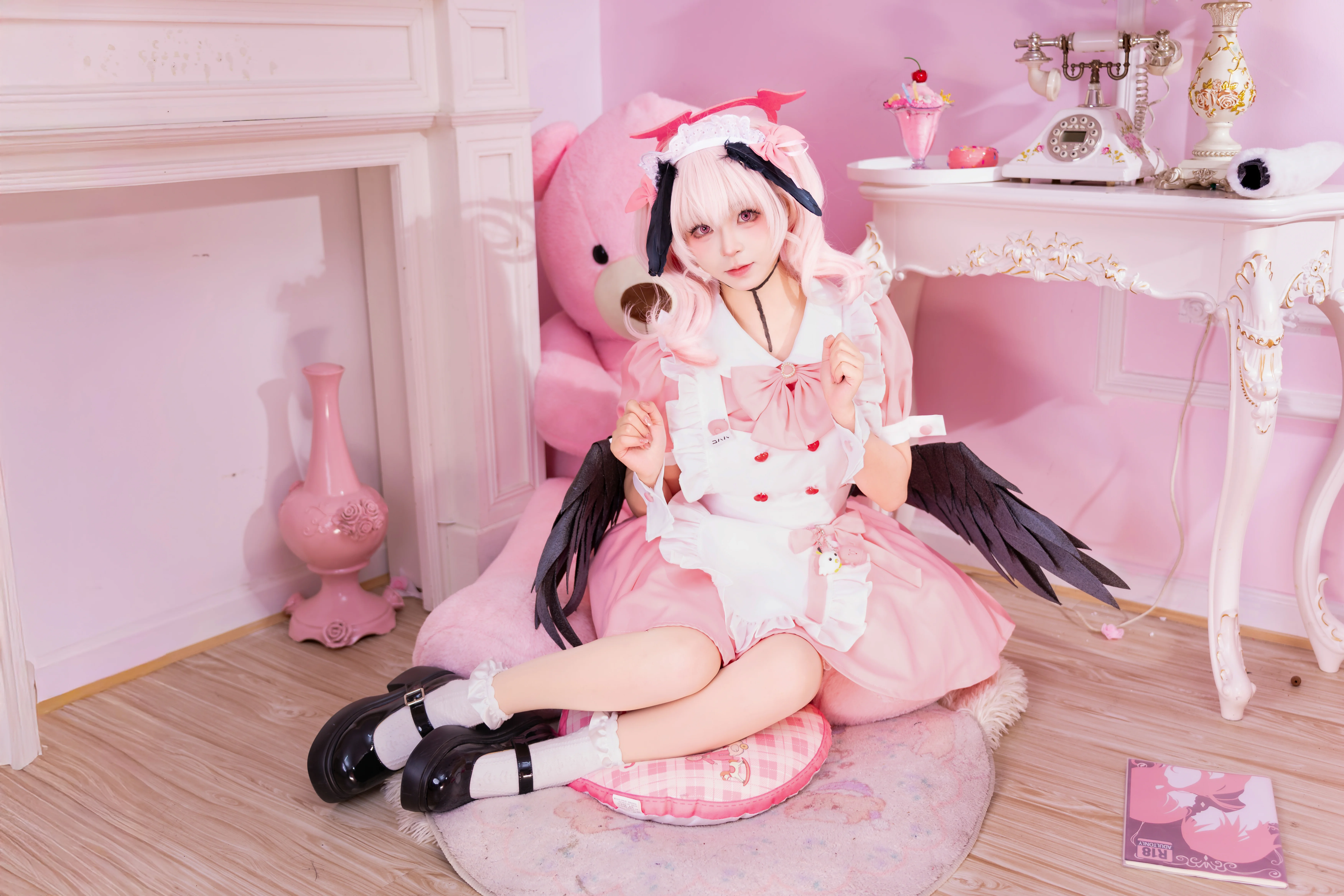 【下江コハル コスプレ】黒い翼とピンクのスカート、ブルーアーカイブのツンデレメイドを再現 - 7 枚目