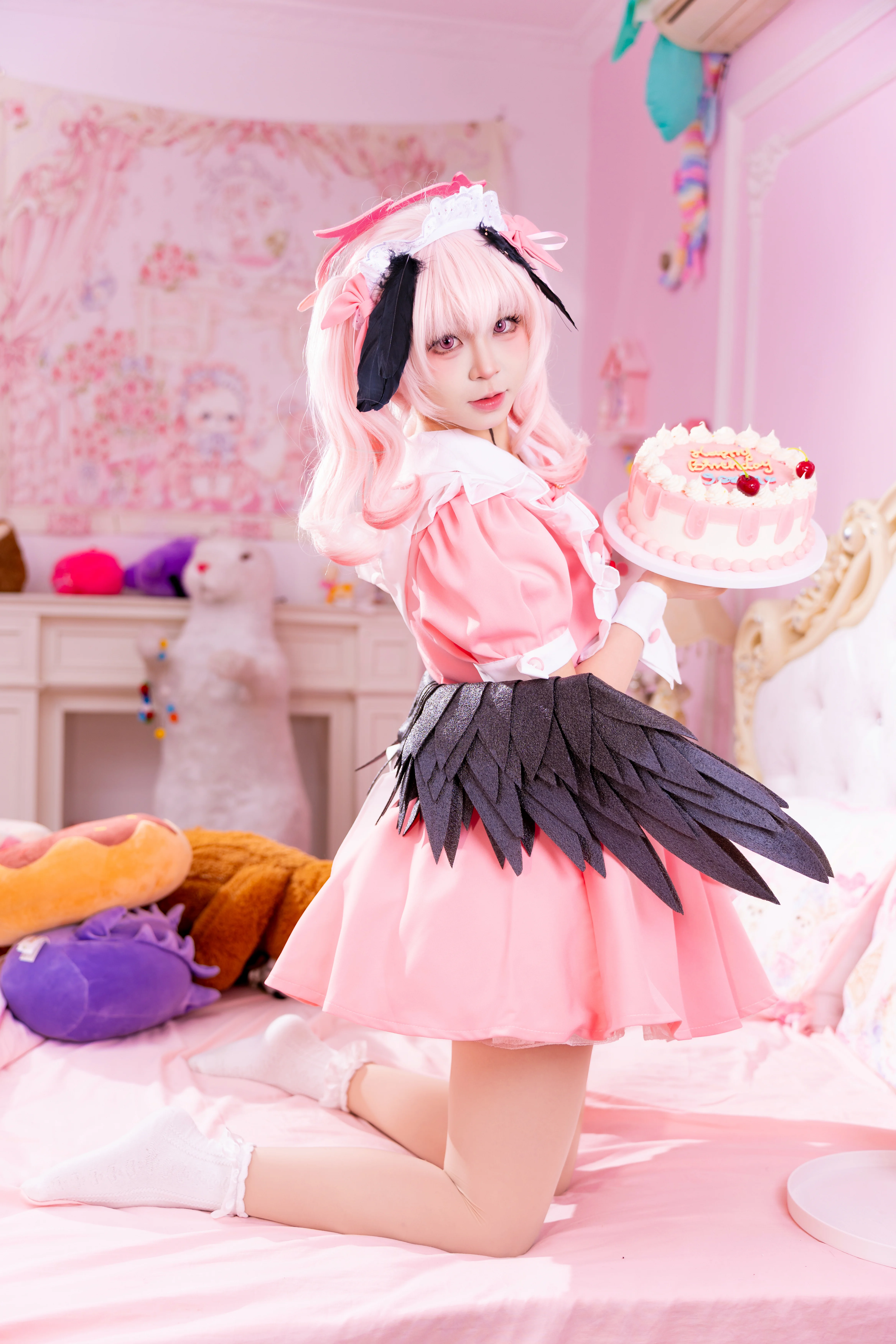 【下江コハル コスプレ】黒い翼とピンクのスカート、ブルーアーカイブのツンデレメイドを再現 - 8 枚目