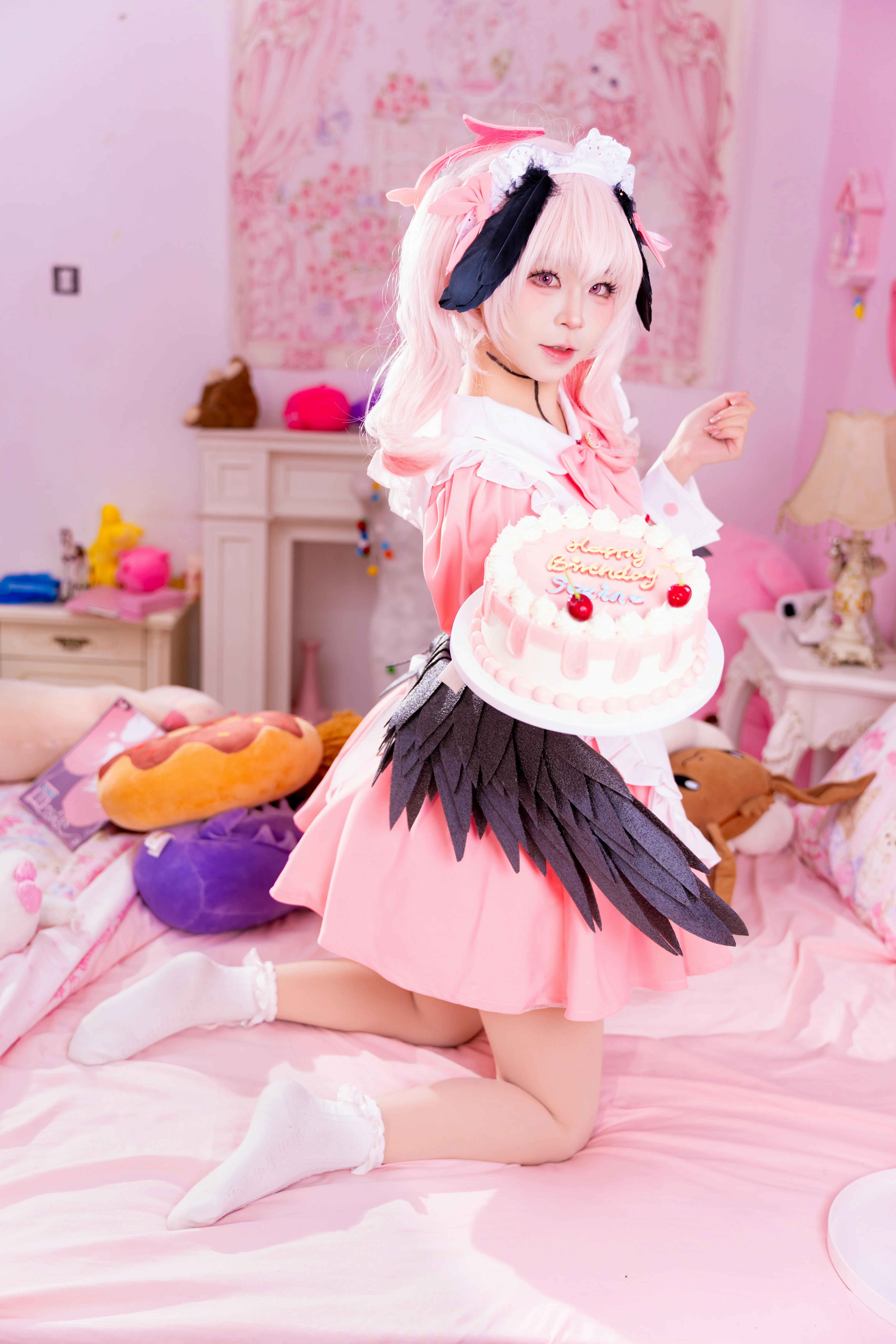 【下江コハル コスプレ】黒い翼とピンクのスカート、ブルーアーカイブのツンデレメイドを再現 - 9 枚目
