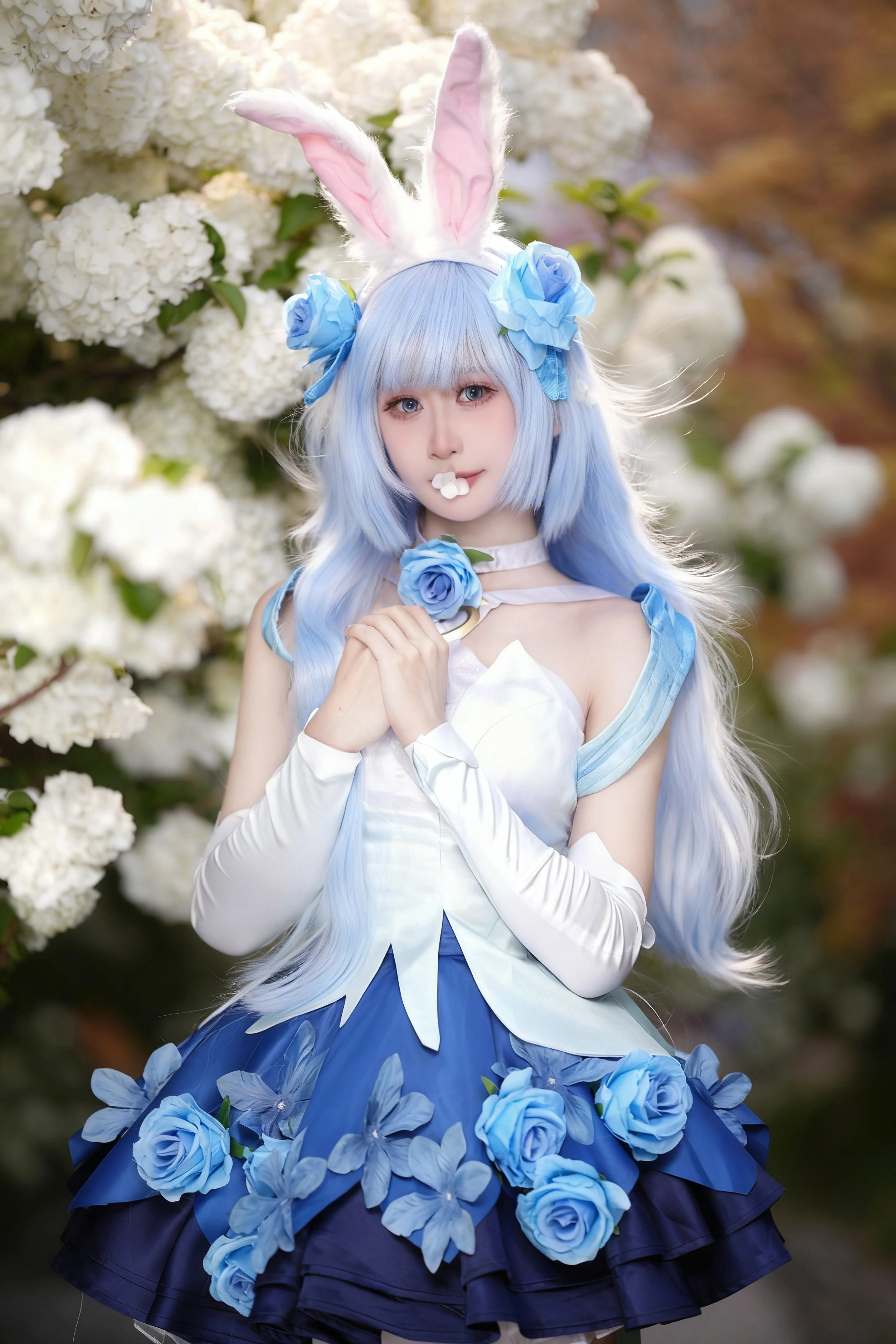 【公孙离cos】花间舞皮肤还原，绣球花海的灵动瞬间